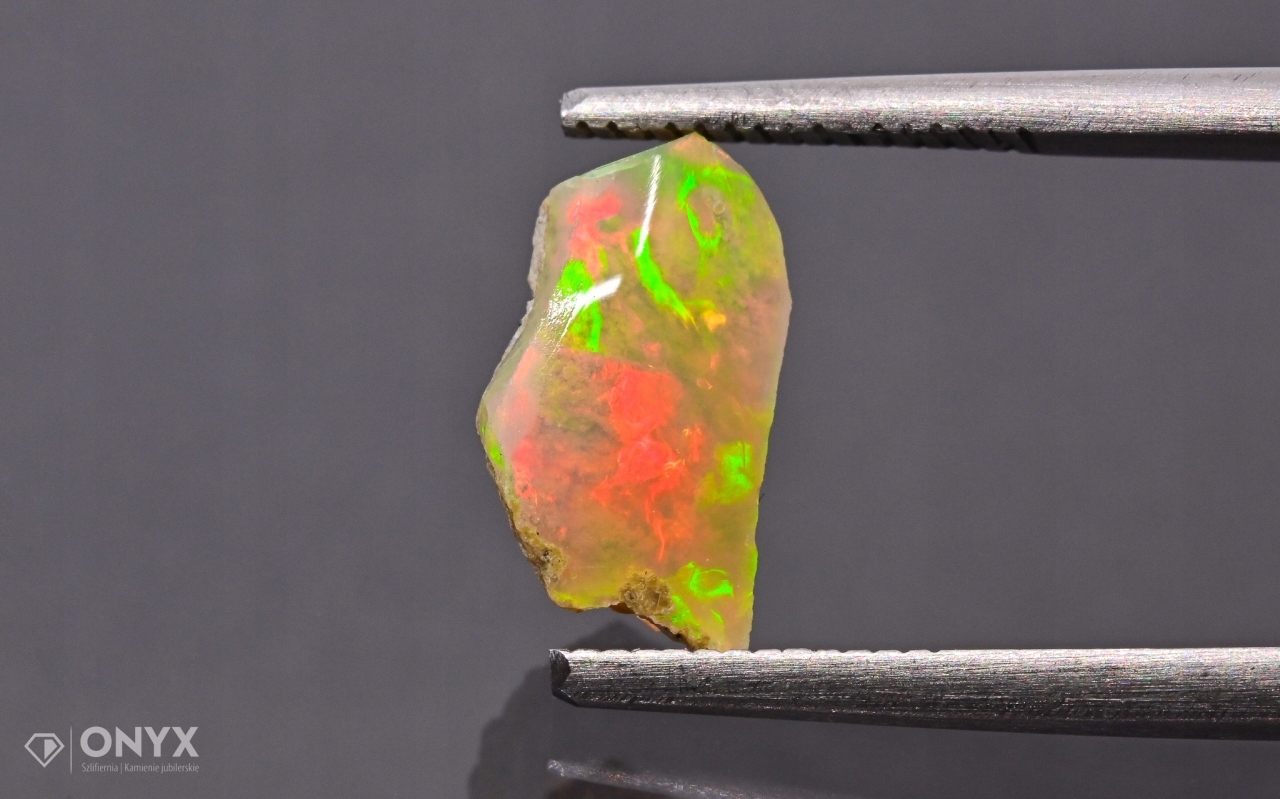 Opal z Etiopie hrudka 10,5x6 mm