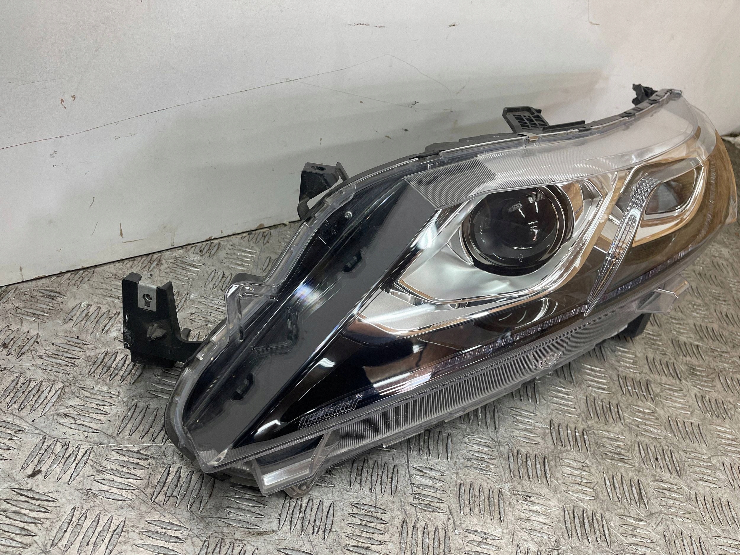 REFLEKTOR front side left MITSUBISHI ECLIPSE CROSS 17- LED