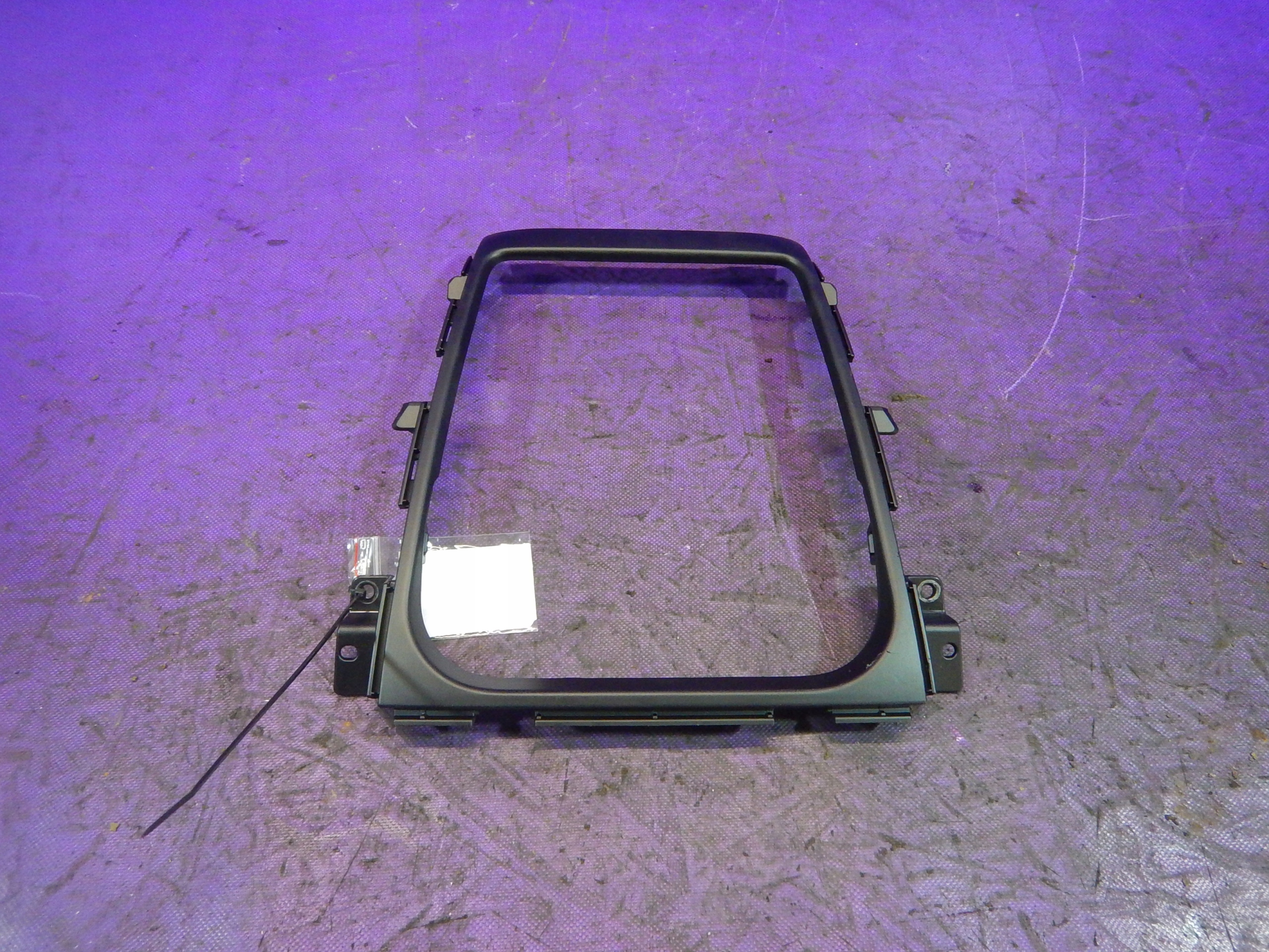 MERCEDES VITO W638 RAMKA SRODKOWA PANEL 7382479J0