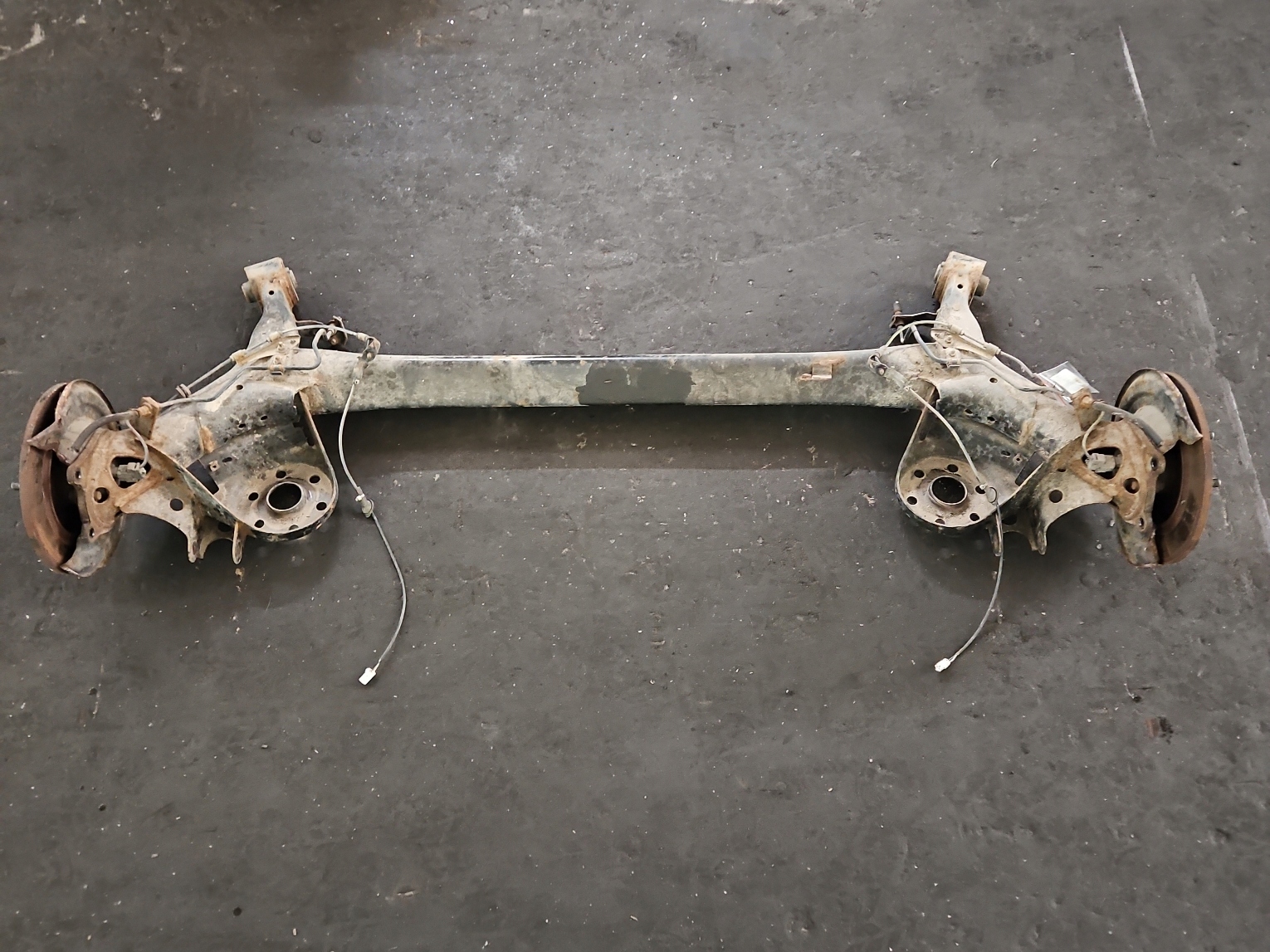 TYLNA BELKA OŚ TYŁ PIASTY TOYOTA AURIS II 12-15 HB