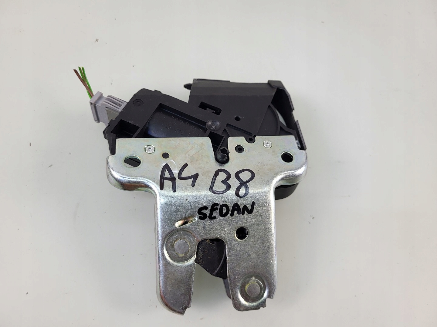 lock bonnet boot rear part AUDI A4 B8 LIFT A5 8T A6 A8 4E0827645A