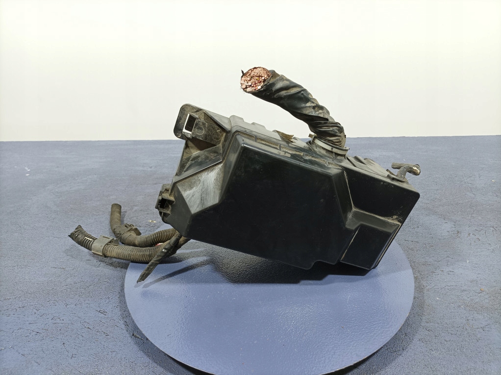 ISUZU D-MAX II 1.9 DDI 163 KM RZ4E SKRZYNKA BEZPIECZNIKÓW