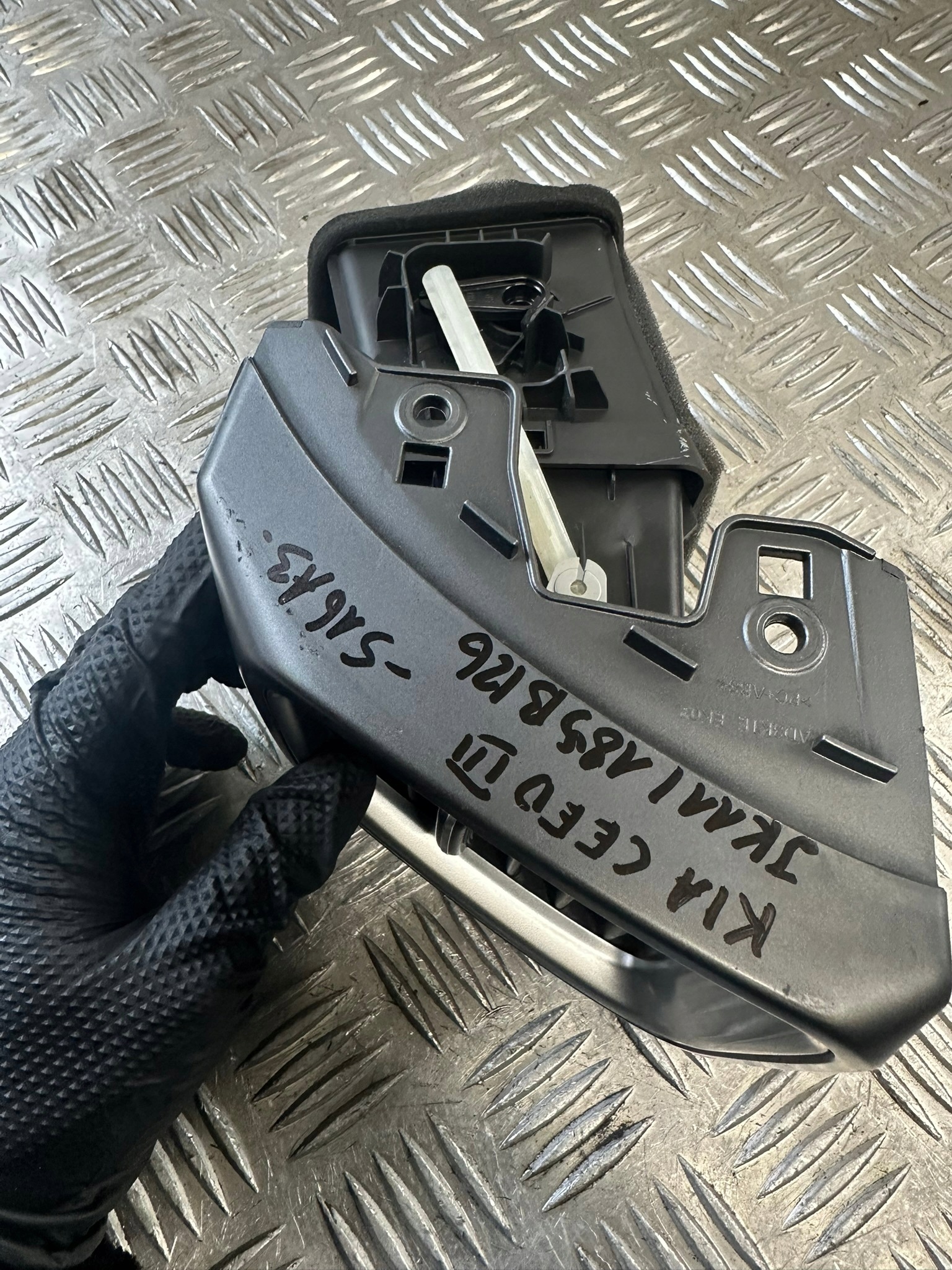 mřížka klími levá KIA PRO CEED III 97490J7000