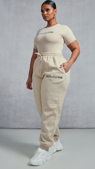 PRETTYLITTLETHING SPODNIE PLUS SIZE Z LOGO 50 1EJD Płeć kobieta