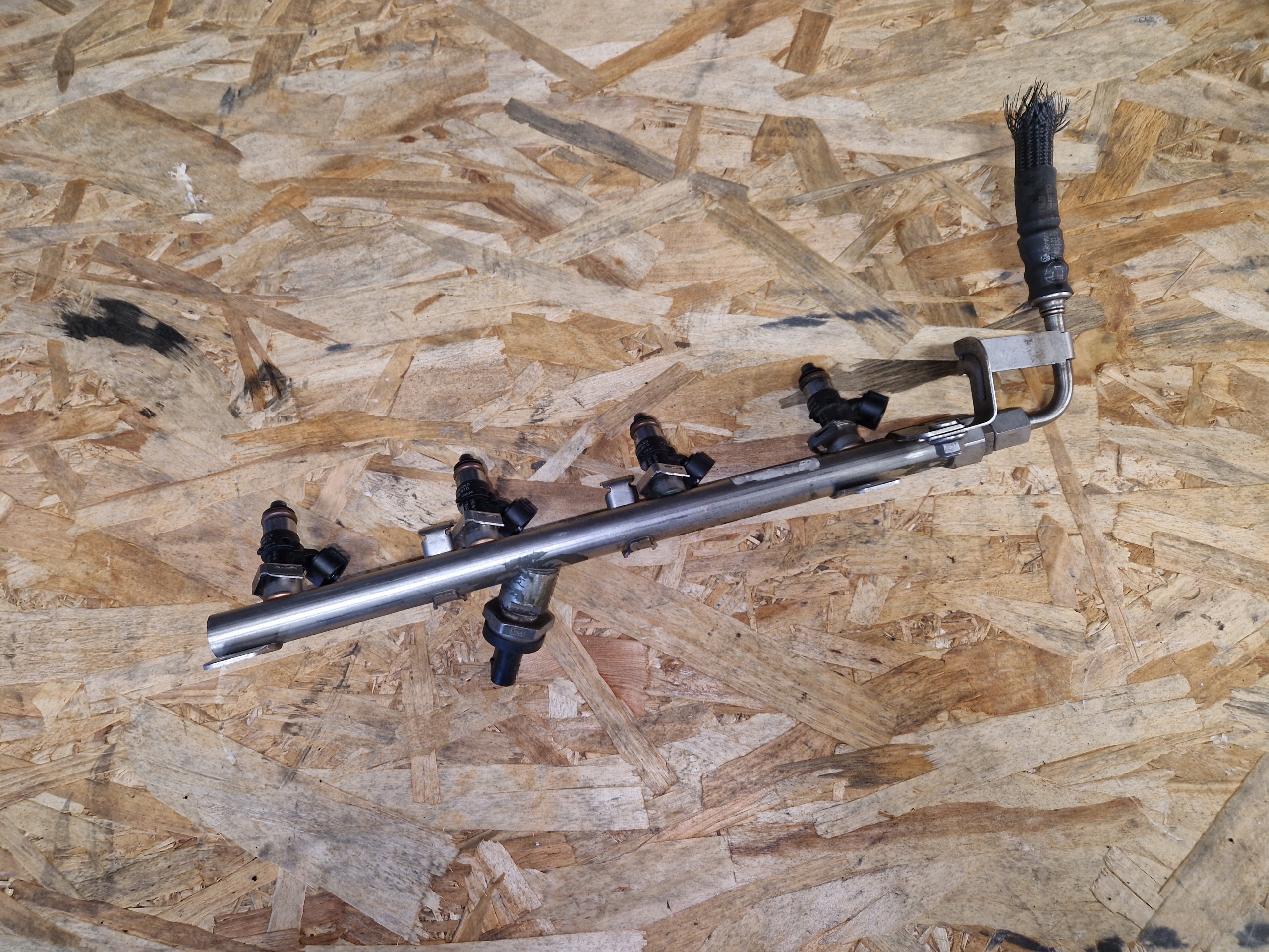 injection ramp VW AUDI SKODA 1.5TSI 05E129051D