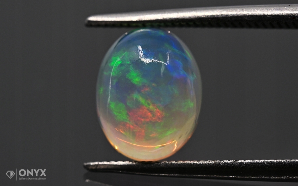 Opál z Etiopie kabošon ovál 9x7 mm