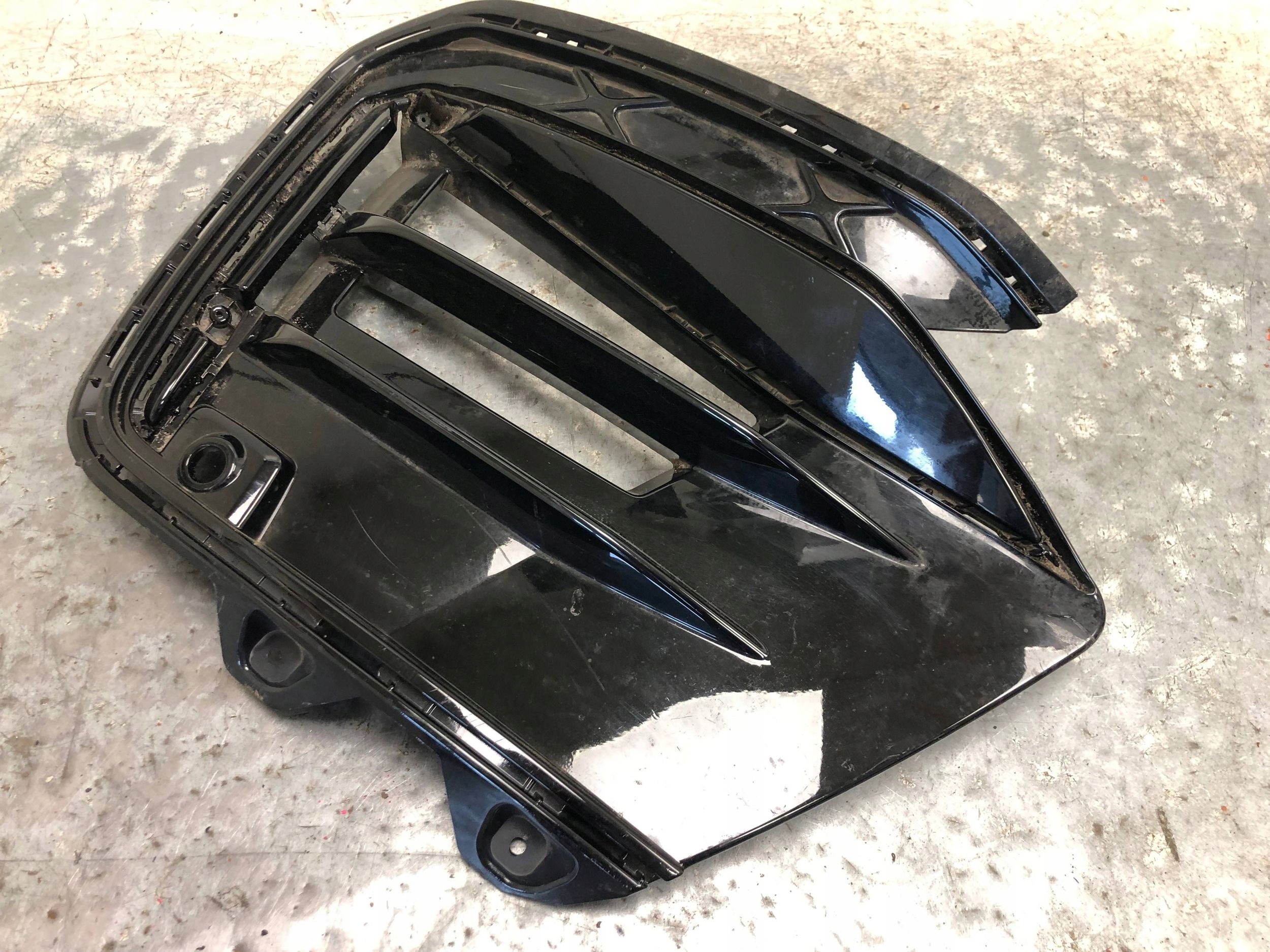 grid of a bumper left front R-LINE VW PASSAT B9 3J0853665E