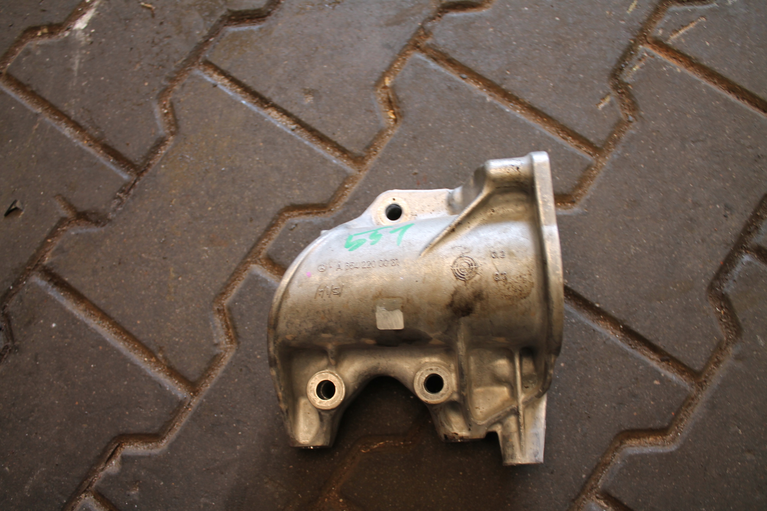551. Supporto MERCEDES A6542200031