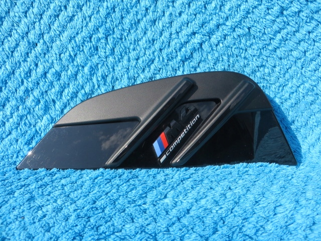 BMW M4 COMPETITION ZNACZEK NA BŁOTNIK NAPIS KLAPA 8076998