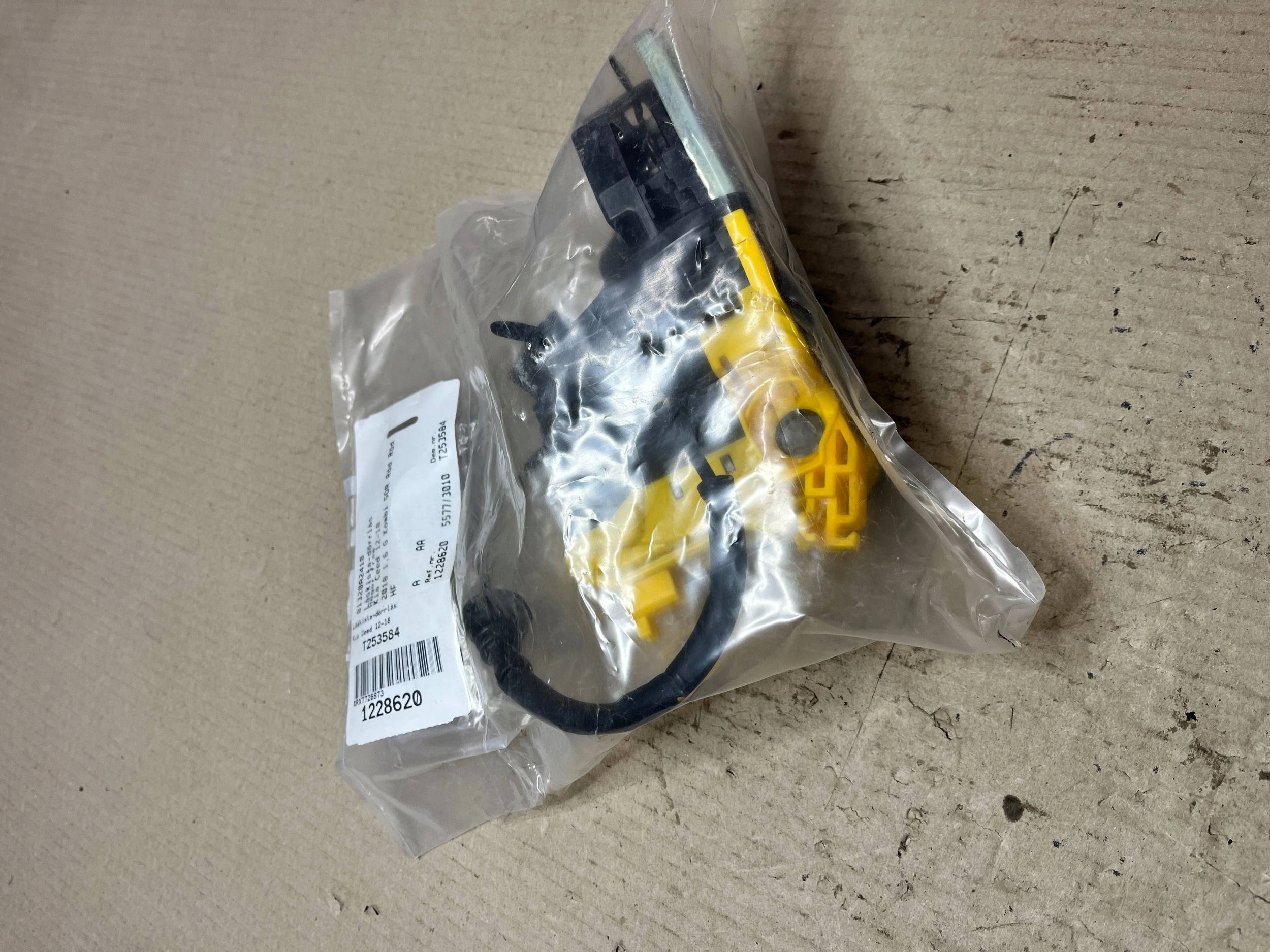 lock door coupe KIA Ceed 81320A2410