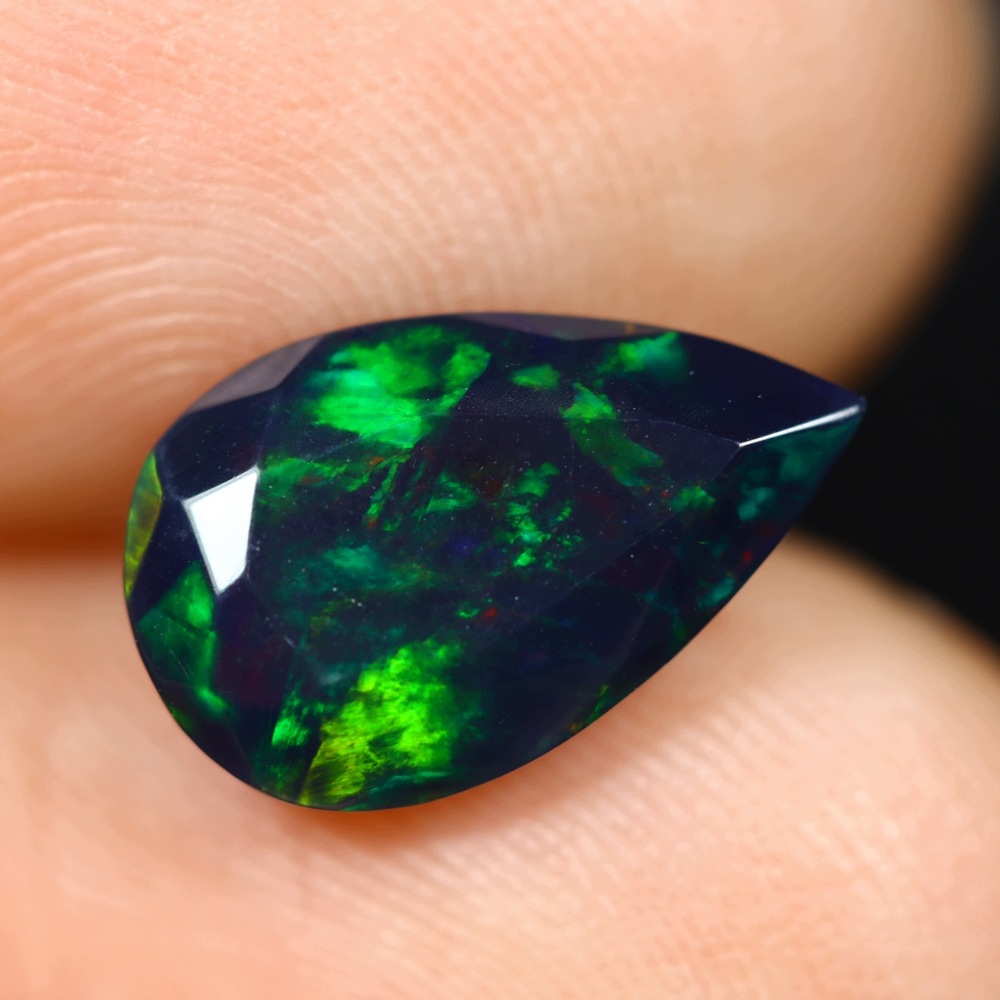 Přírodní opál Černý 1.84 ct Lžička Etiopie certifikát Wbd