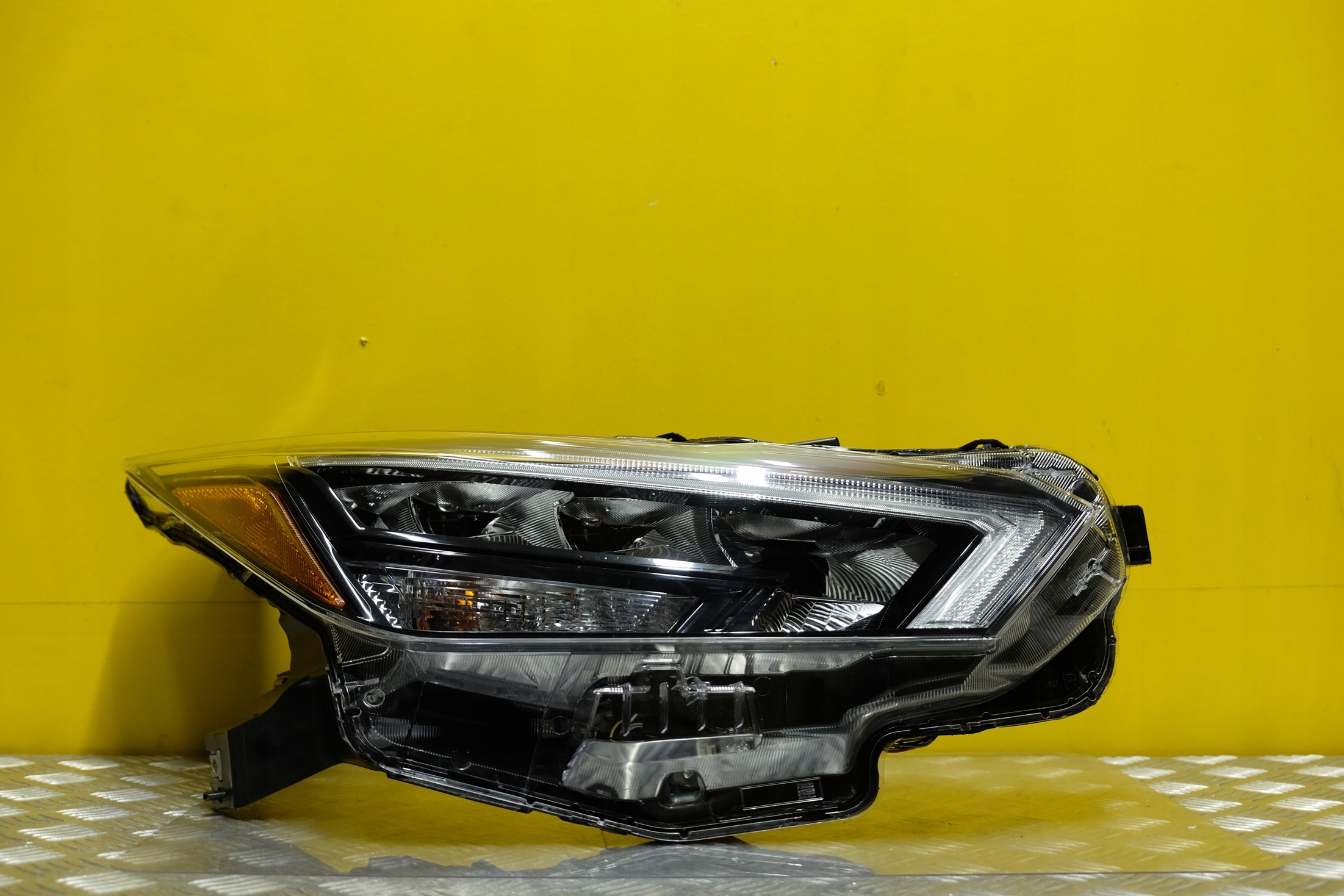 NISSAN VERSA 2020 2021 ФАРИ ФАРА LED R USA