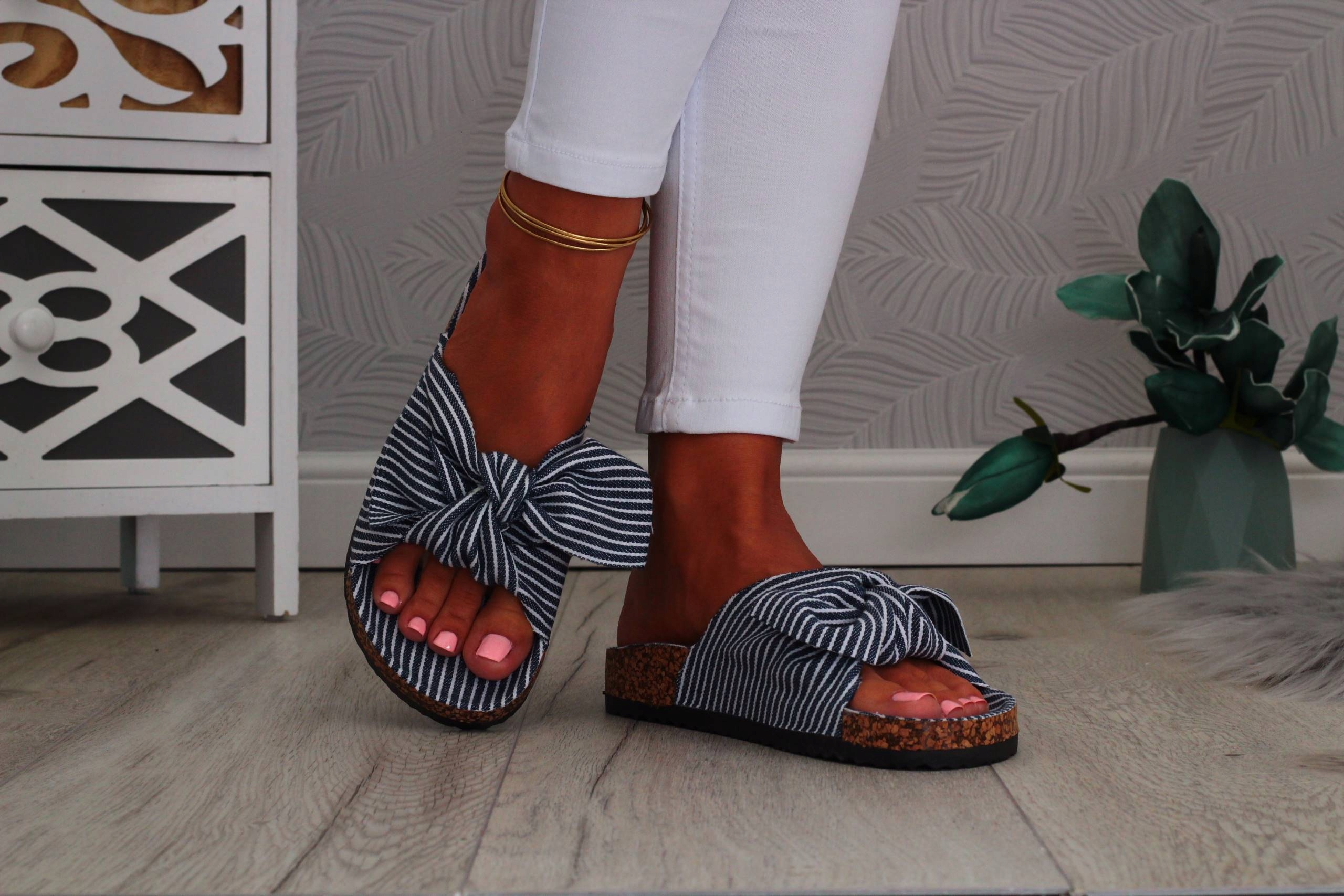 KLAPKI DAMSKIE BUTY PROFILOWANE Z KOKARDĄ Marka inna