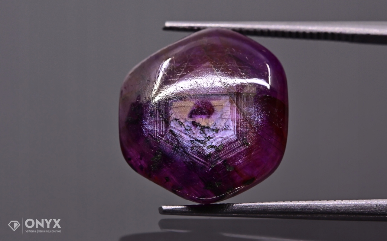 Rubín konvexní nepravidelná deska 15,5x14 mm