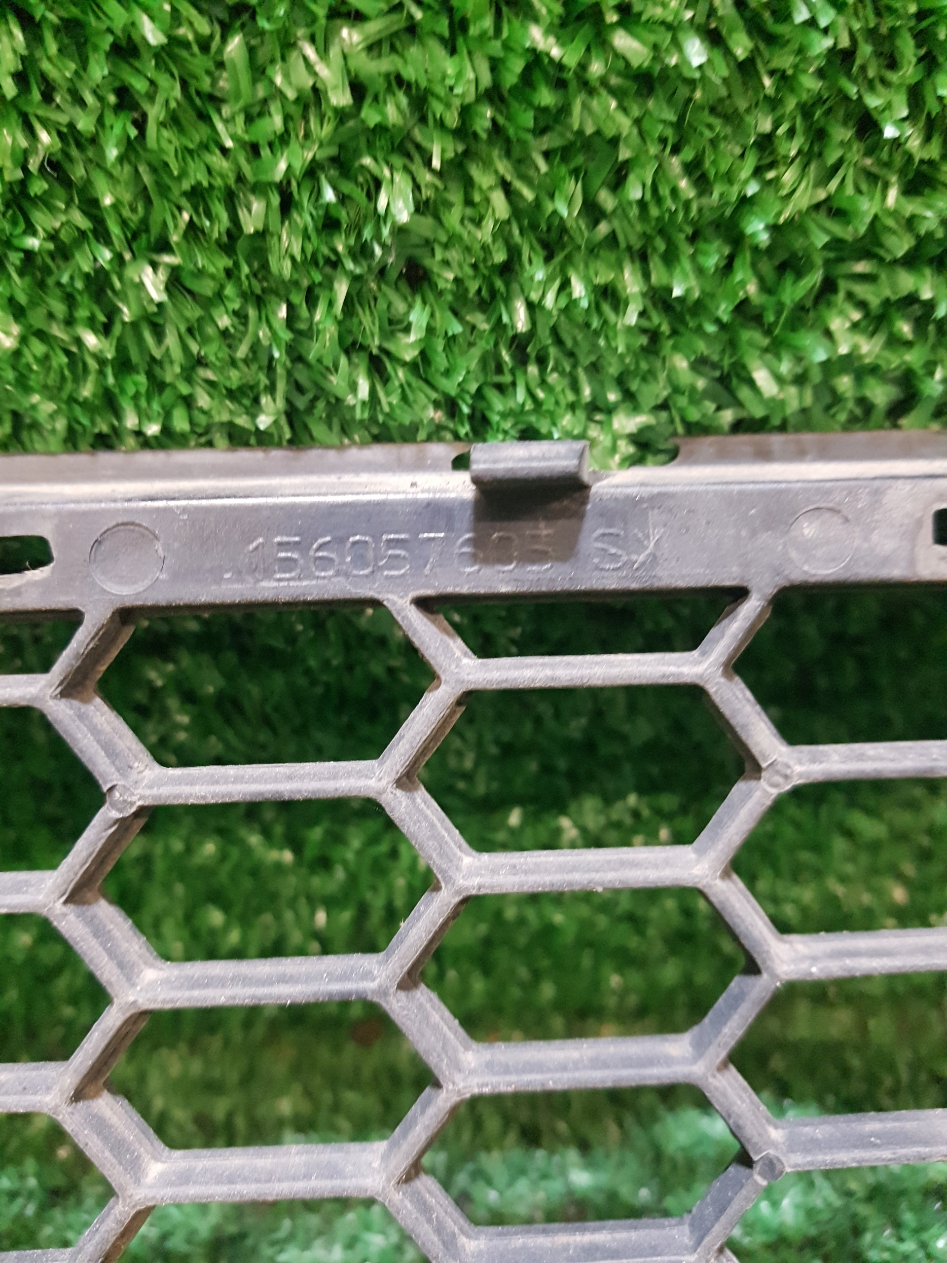 grid of a bumper left ALFA ROMEO 159 156057605