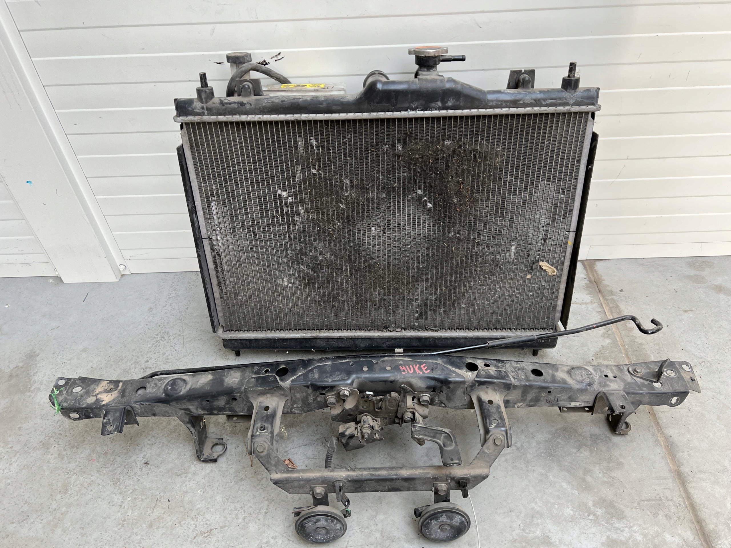 Pas przedni chłodnice Nissan Juke I