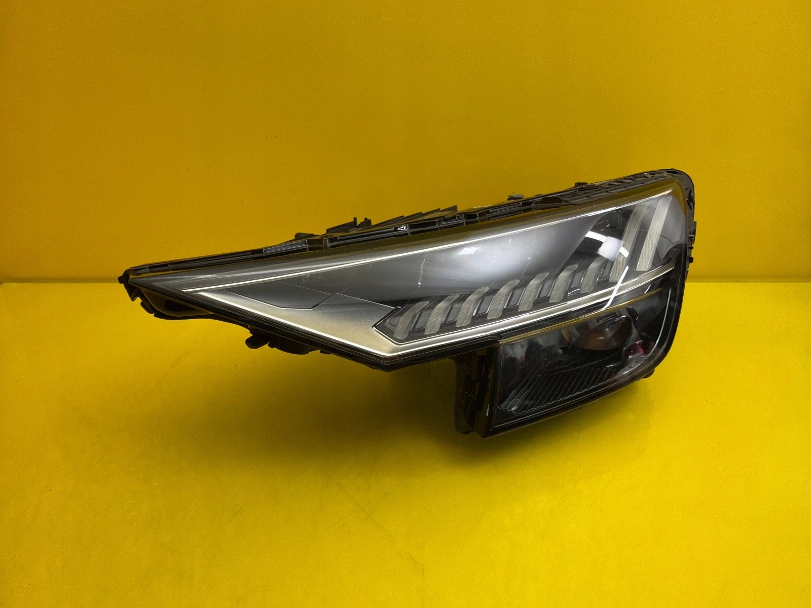 light left Audi Q8 RSQ8 Full Led Matrix 4M8941035
