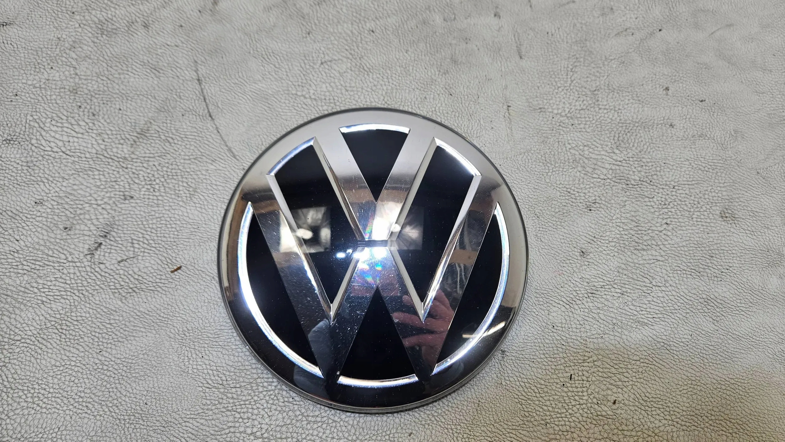 ZNACZEK LOGO EMBLEMAT VW SHARAN II 7N0853601C