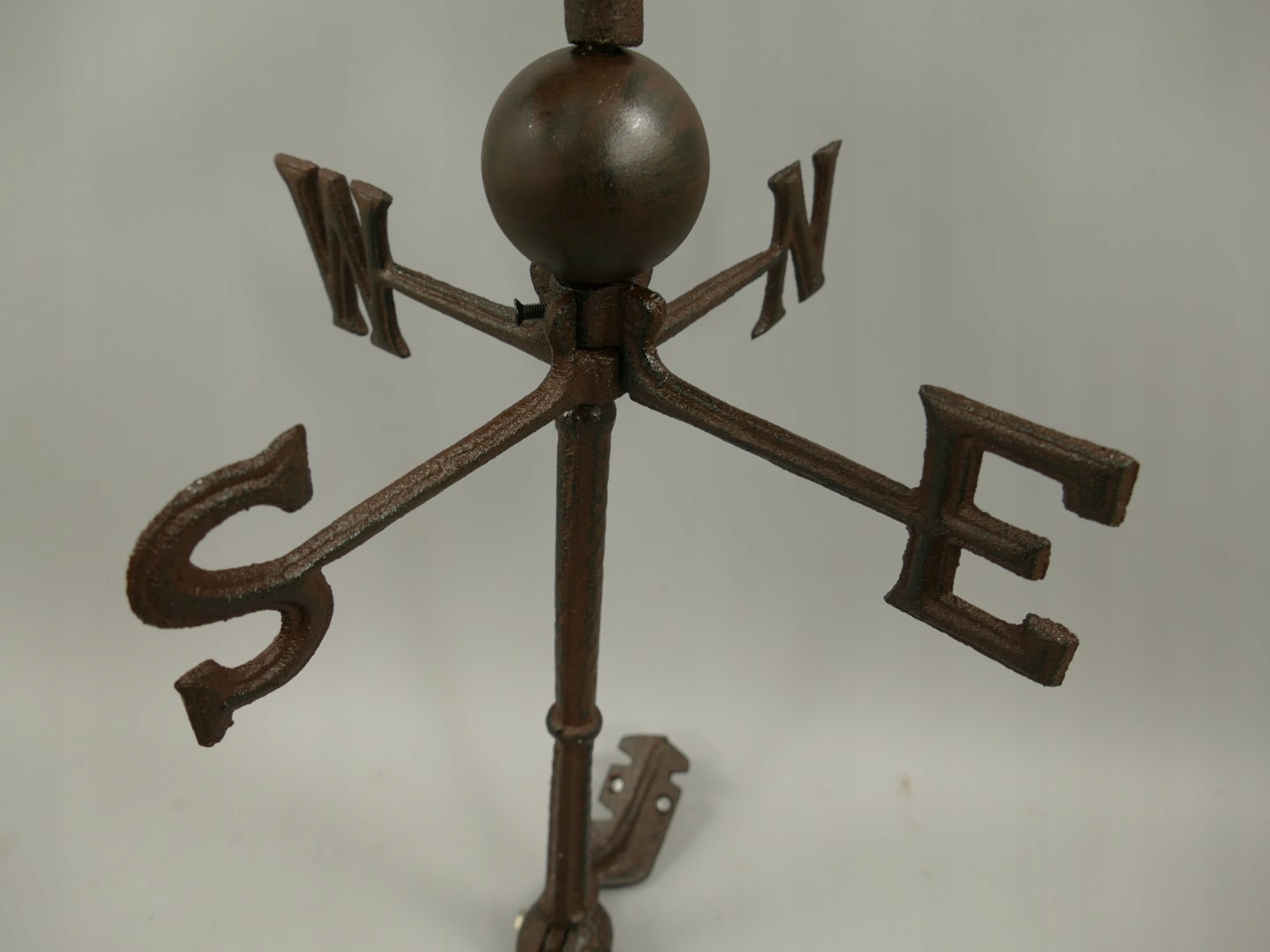 Wiatrowskaz żeliwny motyw kogut patynowany brąz Typ wiatrowskaz