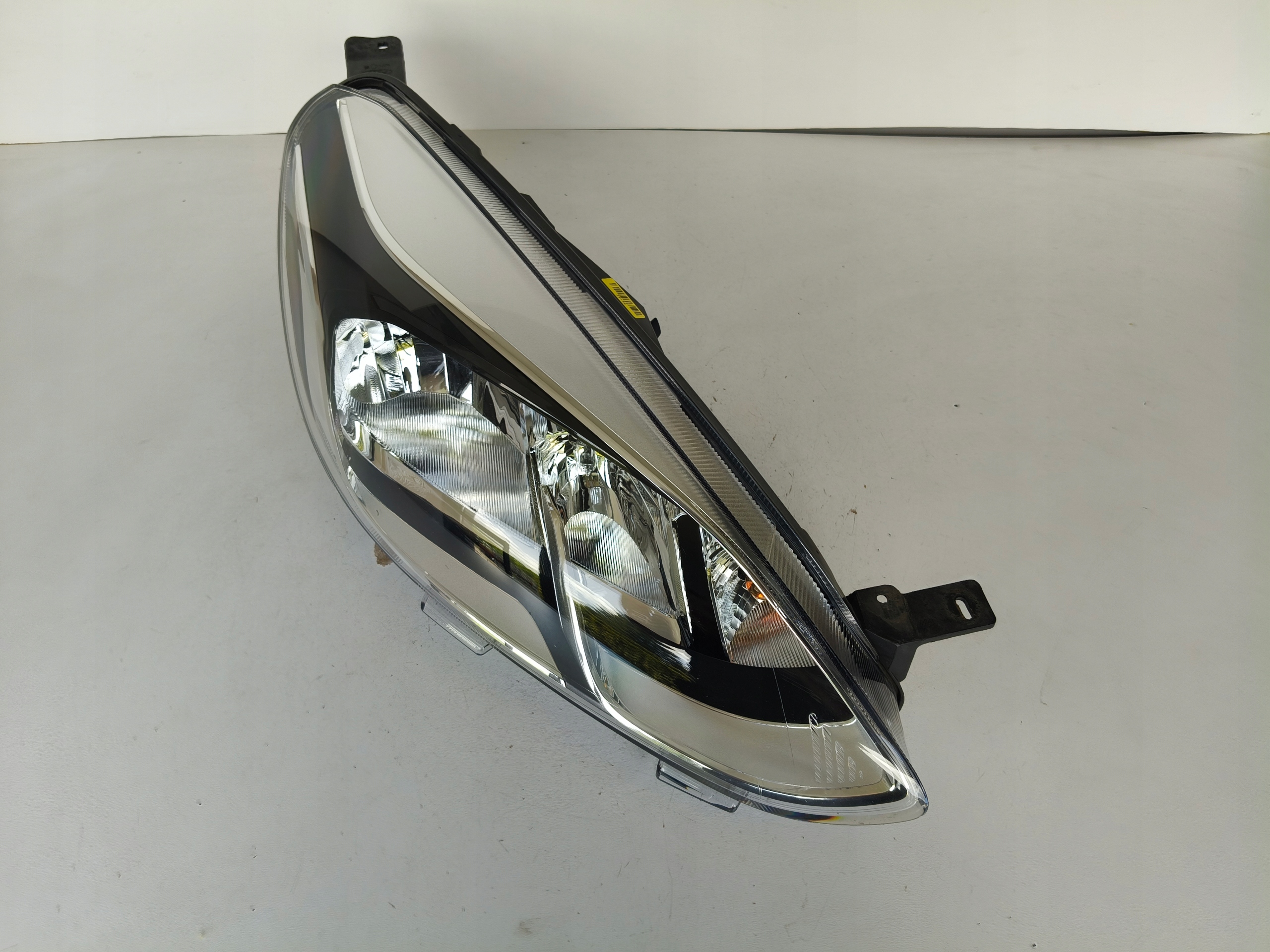 light right REFLEKTOR FORD FIESTA MK8 17