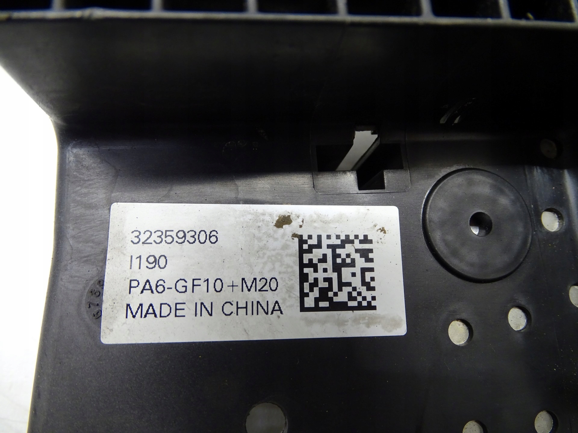 ROZDZIELACZ PRADU VOLVO XC40 32359306