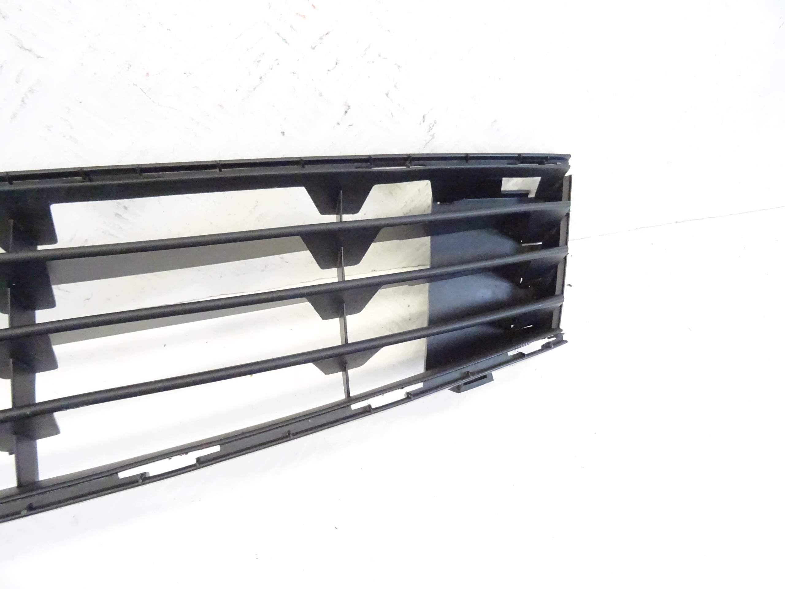 grid of a bumper front RENAULT CLIO III 8200682331