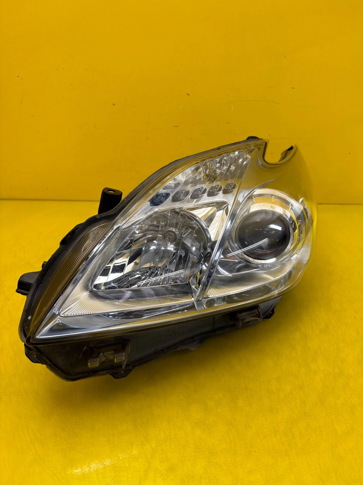 light left front Toyota Prius III + plus 12-16
