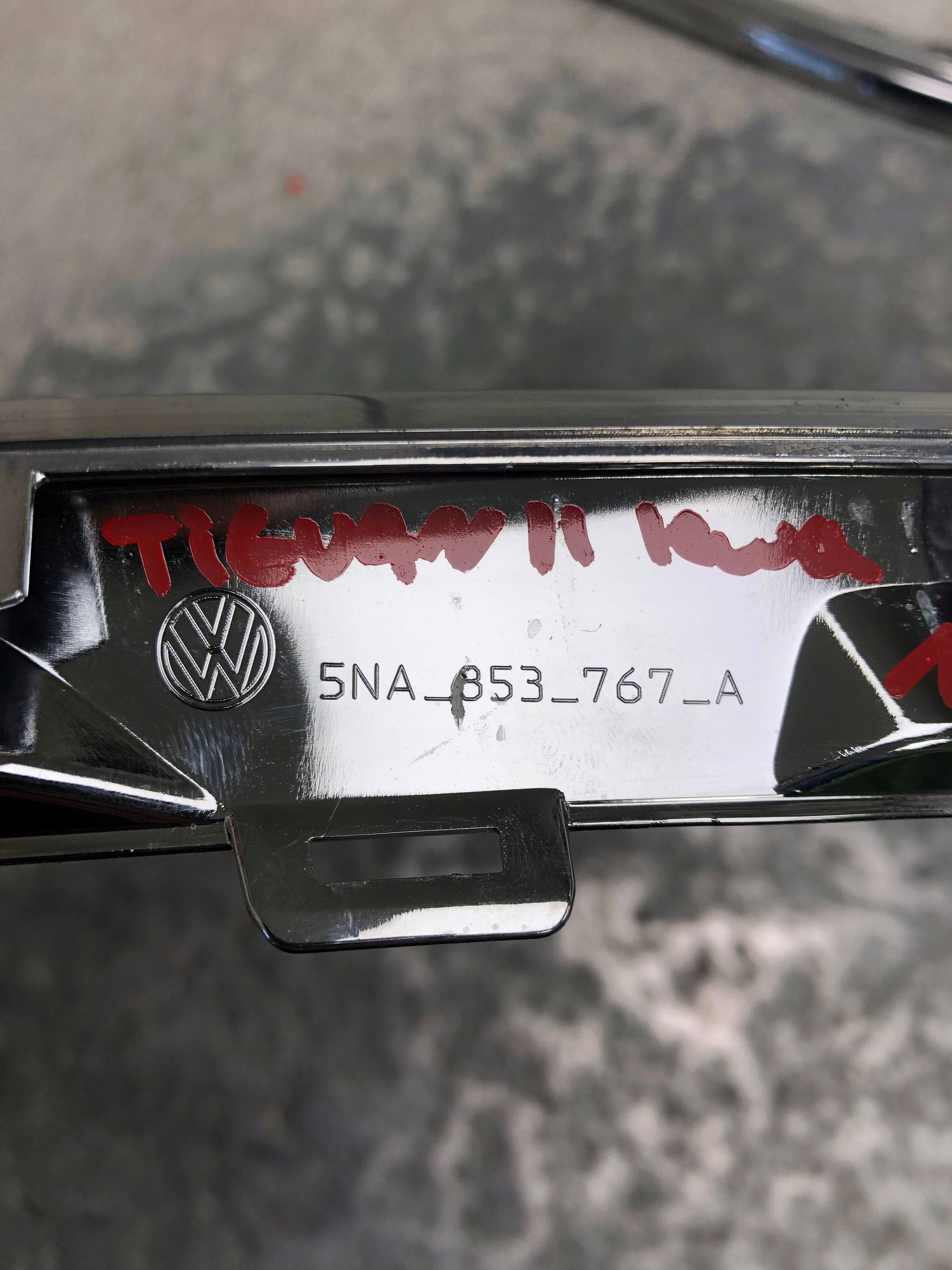 lišta CHROM GRILLA levá VW TIGUAN II 5NA853767A
