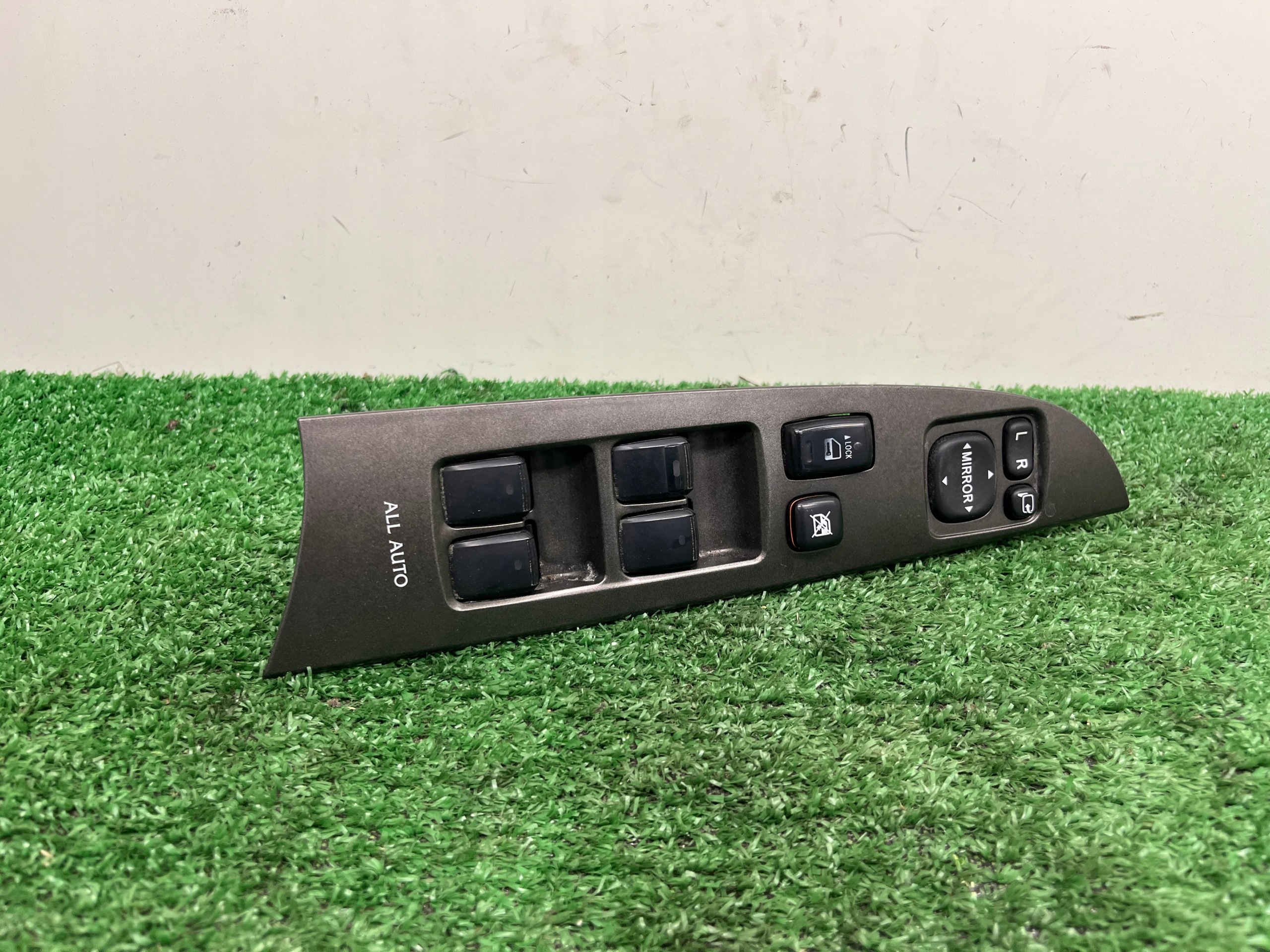 control panel of the window driver´s LEXUS IS220D 84040-53081