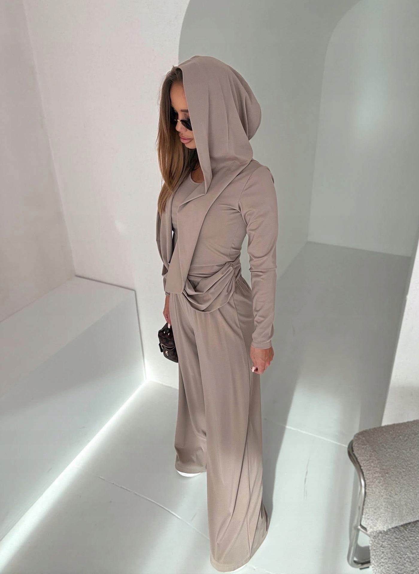 Dámský komplet kalhoty halenka s kapucí mokka Agatha Studio One Size