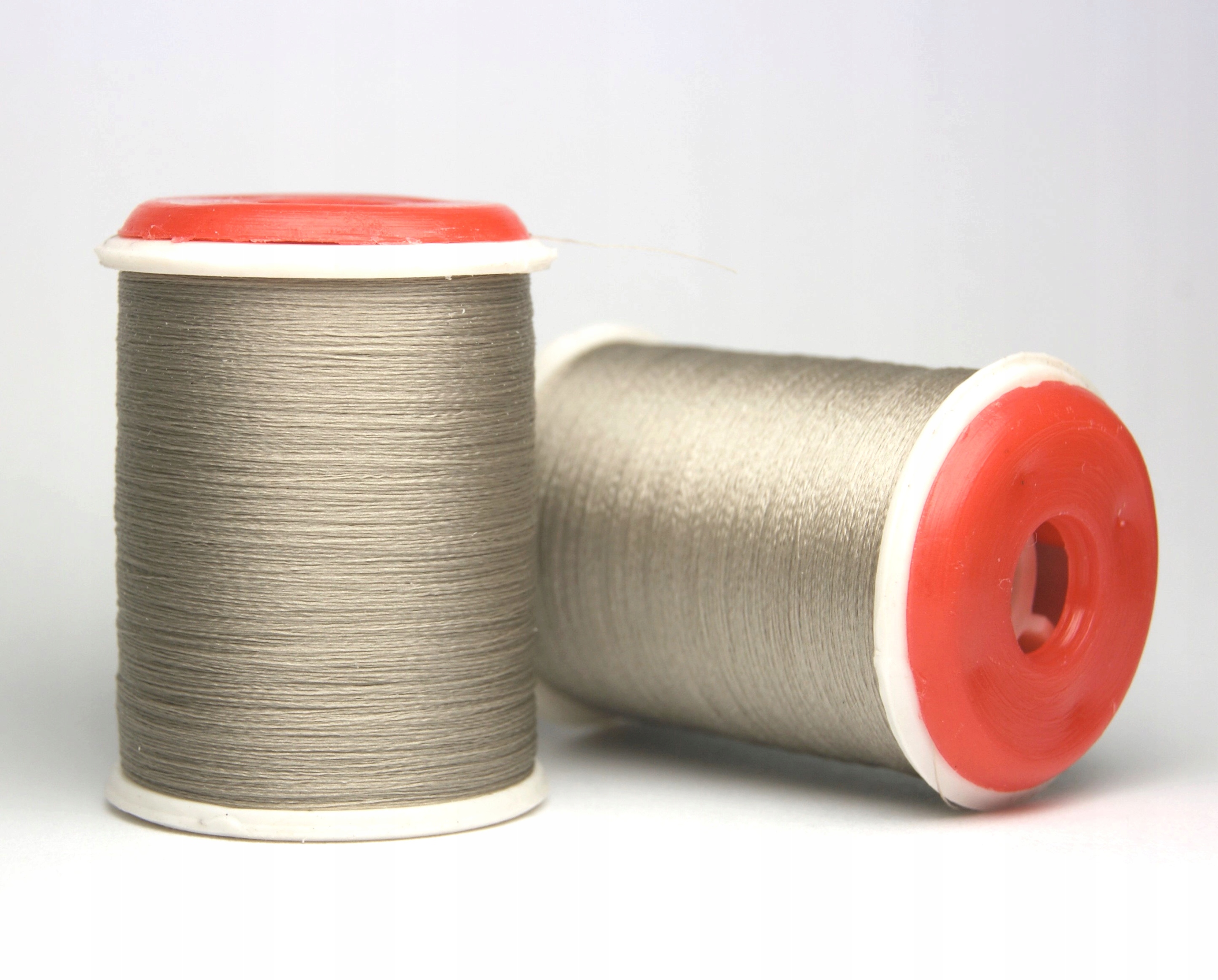 

Cienkie jasnobeżowe nici wiodące do muszek