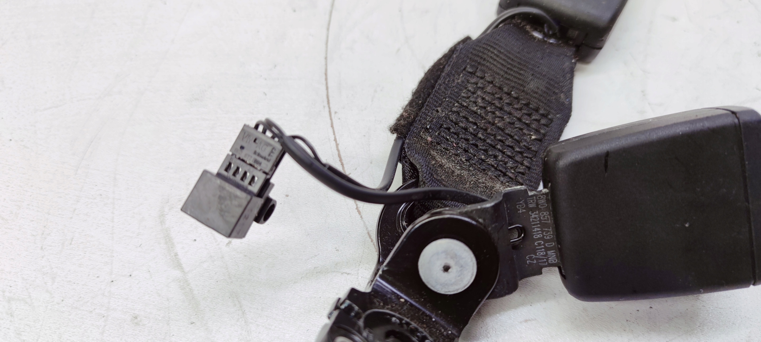 защелка ремня зад Audi A4 B9 8W0857739D