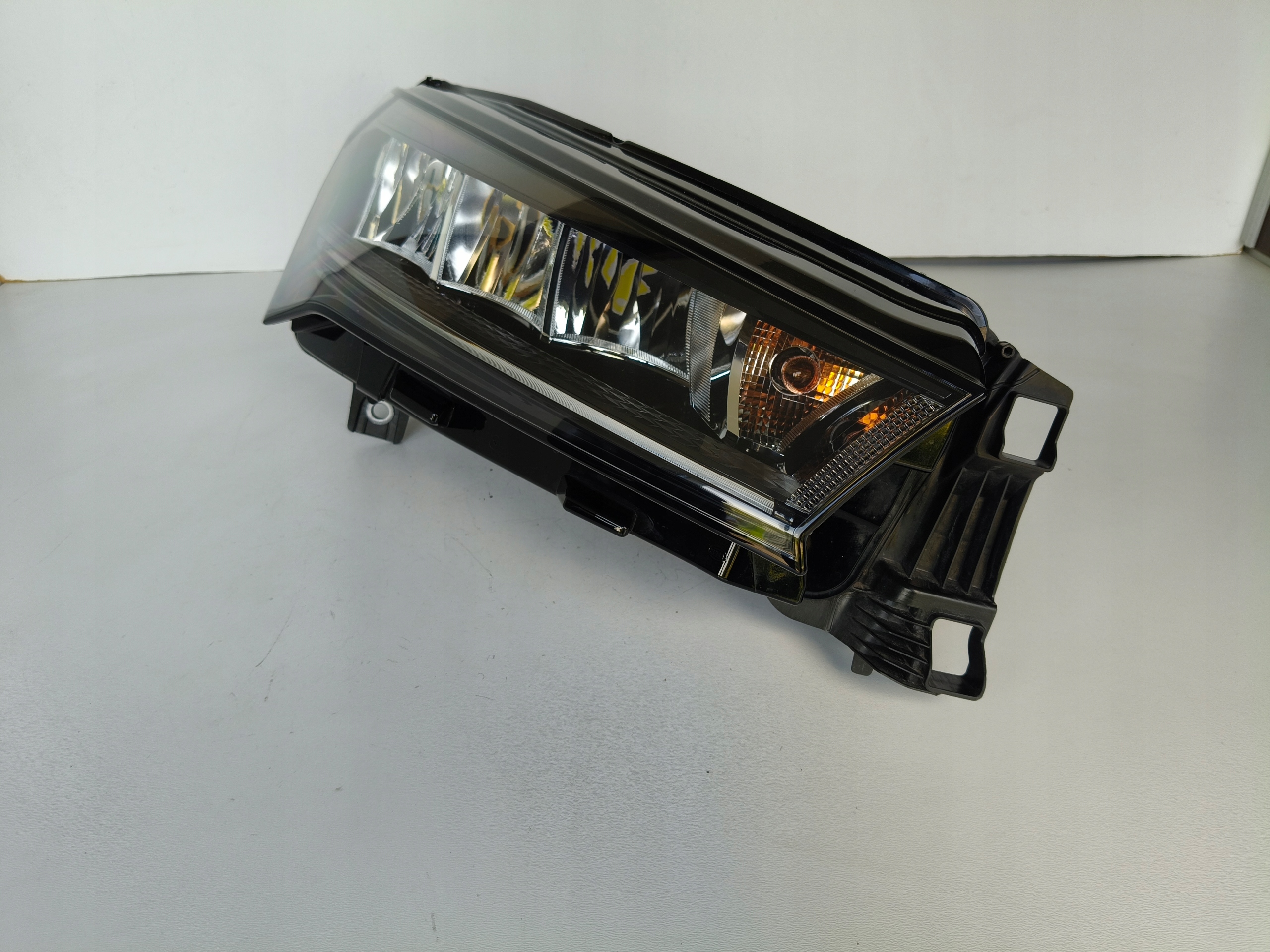 light right REFLEKTOR SKODA ENYAQ 5LA 21- LED
