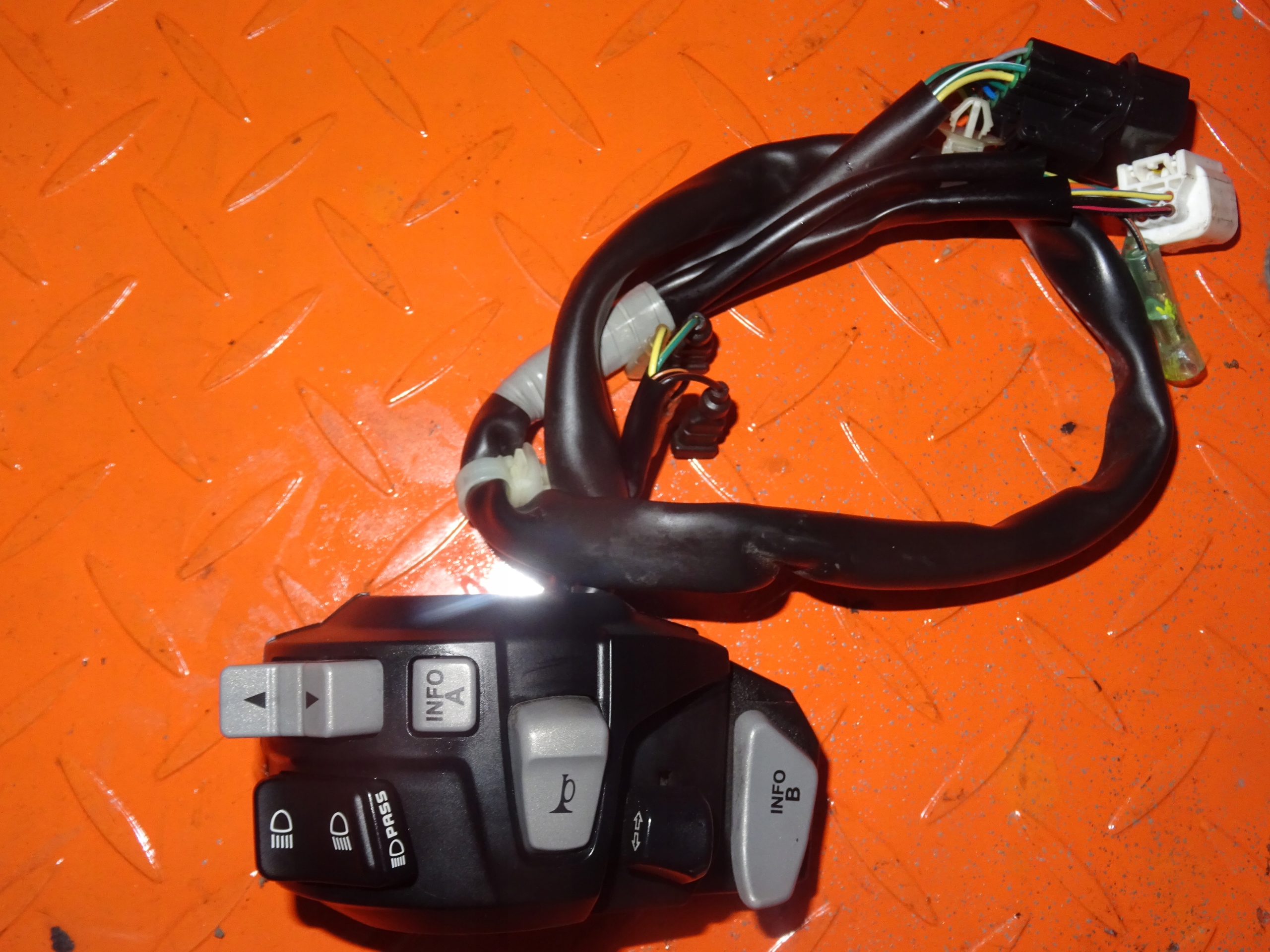 51122833111 - Honda NSS FORZA 125 21r левый переключатель