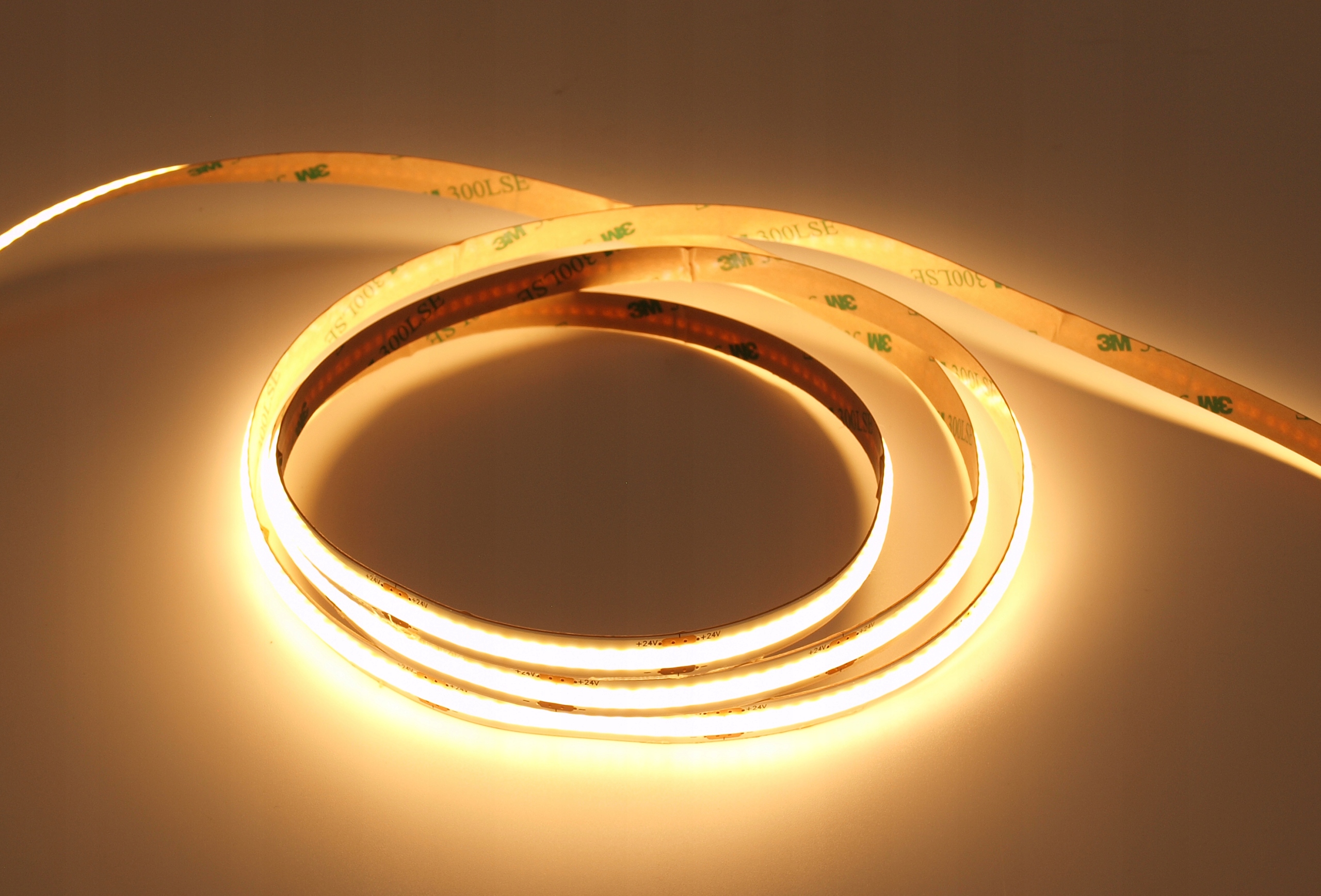 UQS-COB-8W-WW2K7-12V-50m: Profesionálna Led páska typu Cob, 8W 320 čipov/m,