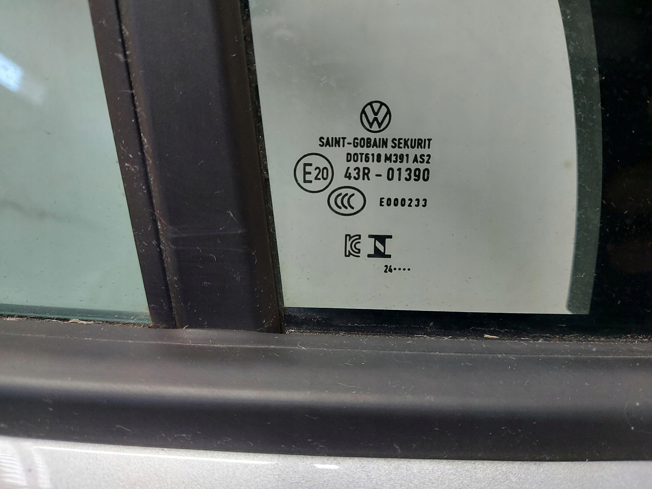 VW ID4 11A , 2024r SUV 5D door right front grey LC7A