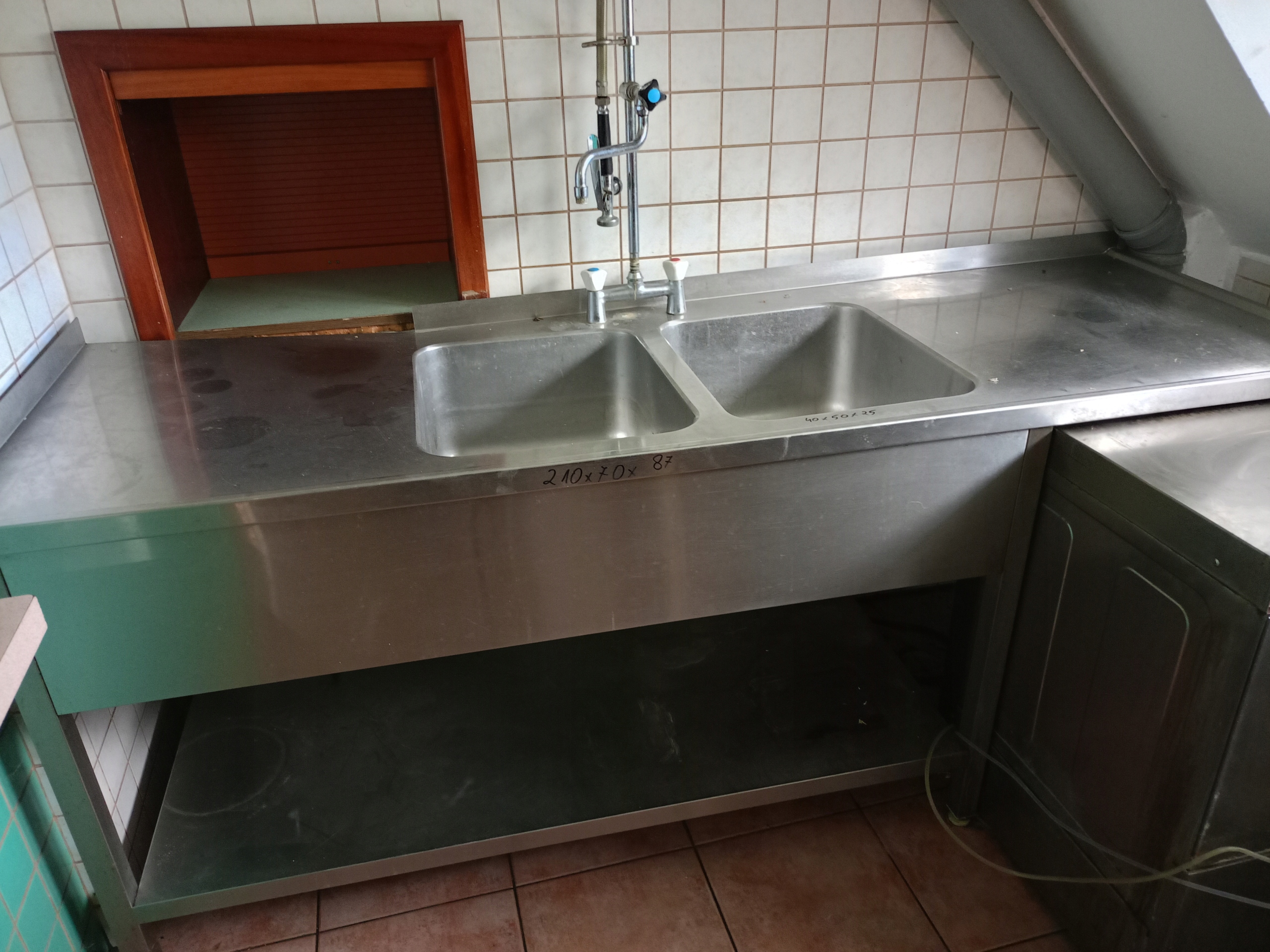 Stół z 2 zlewami i miejscem pod zmywarkę 210x70