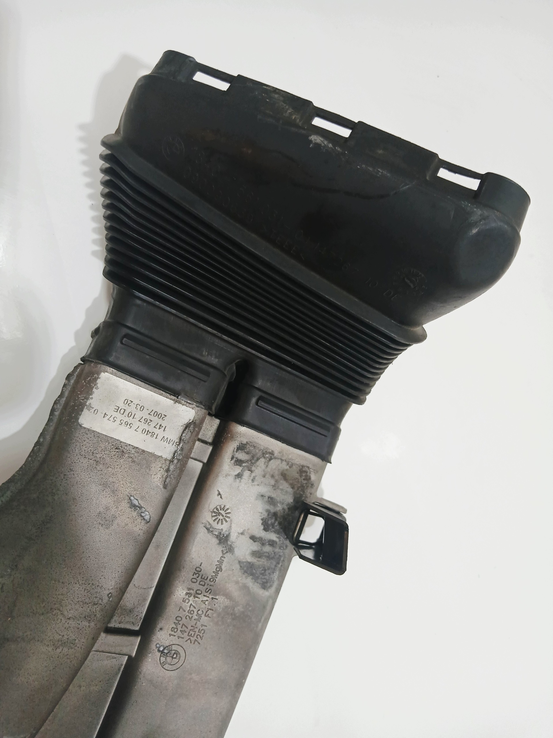 DOLOT KANAL luft BMW E60 E61 N53B30A OE 7561030 (4824622)