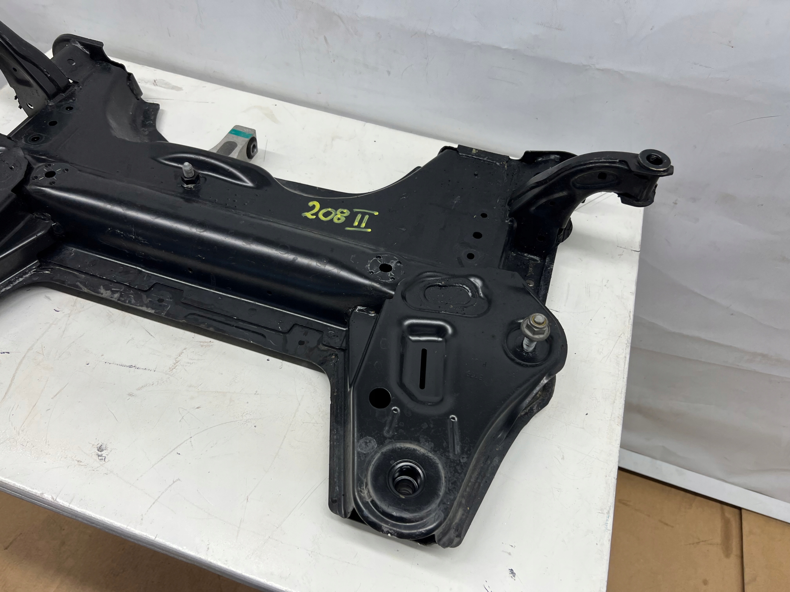 Peugeot 208 II subframe trawers axle beam axle beam