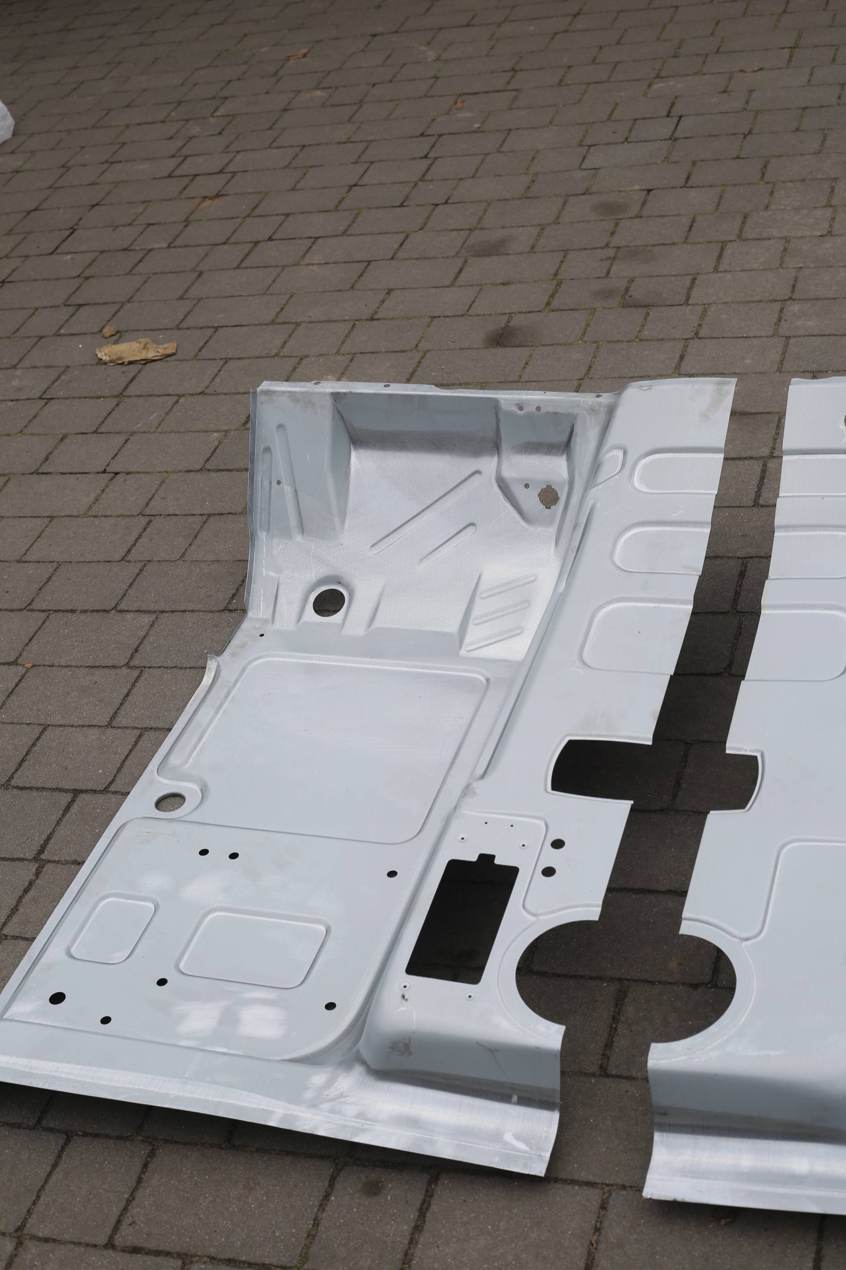 PODLOGA PRZOD L MERCEDES G KL GELENDA PUCH 460 461 Part manufacturer Mercedes Benz original OE