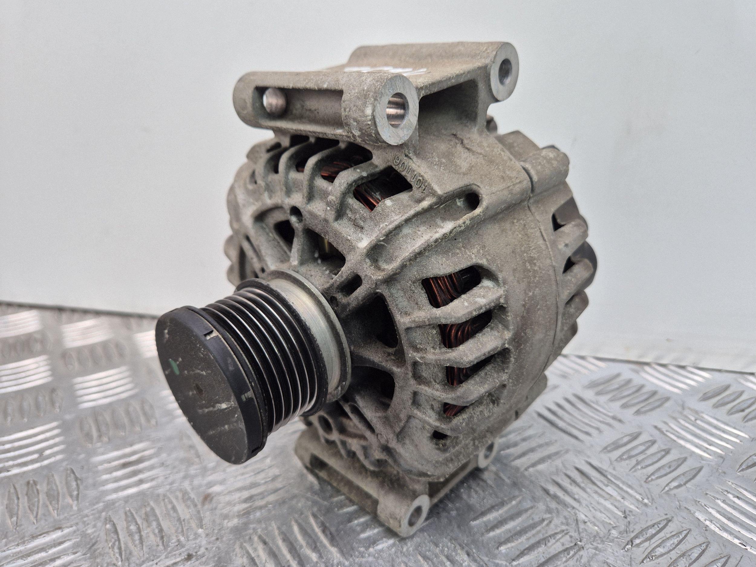 Mercedes C200 CGI W204 1.8 Alternator A0009067902 M271