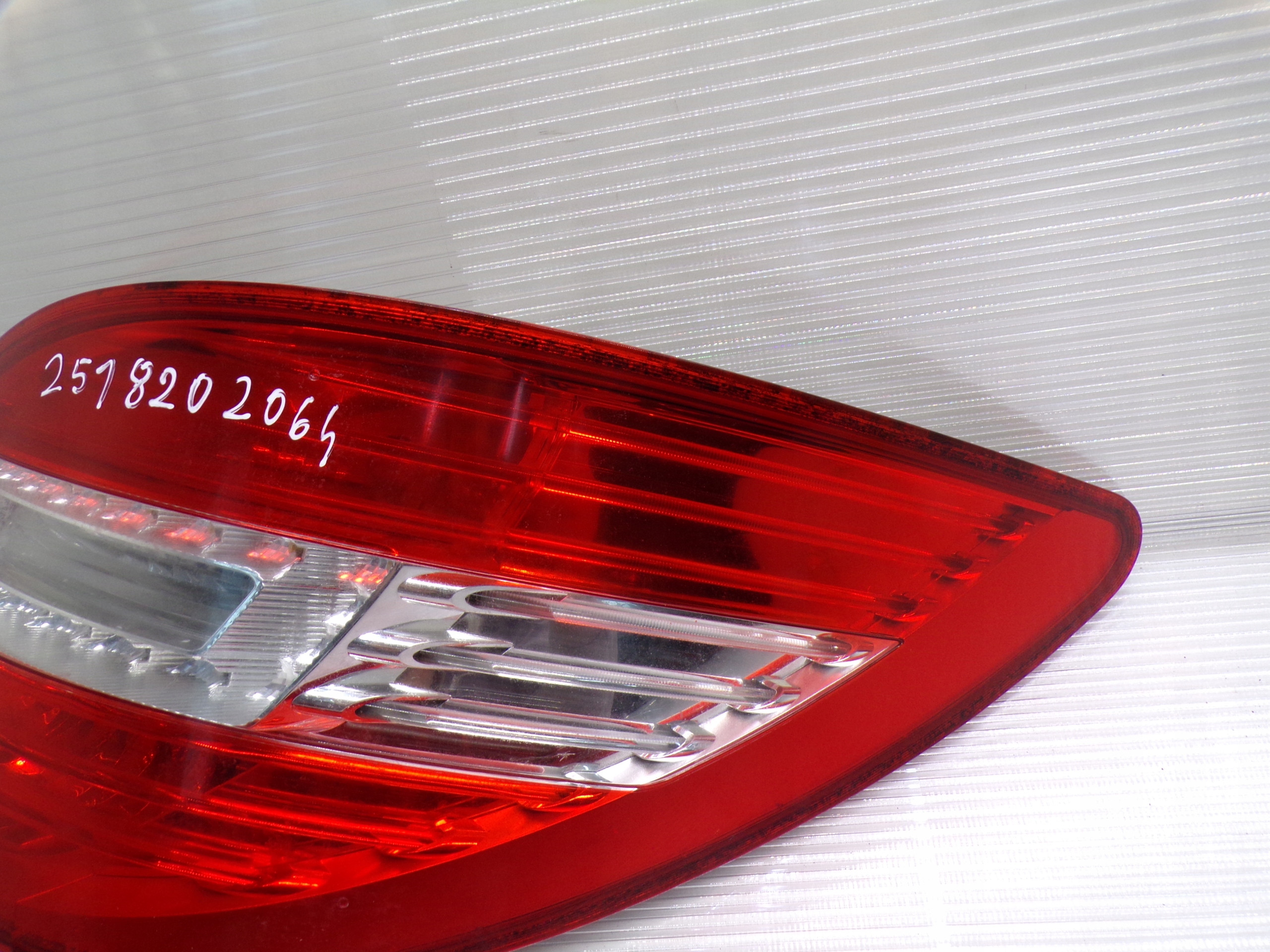фонарь правый MERCEDES W251 РЕСТАЙЛИНГ led r класс