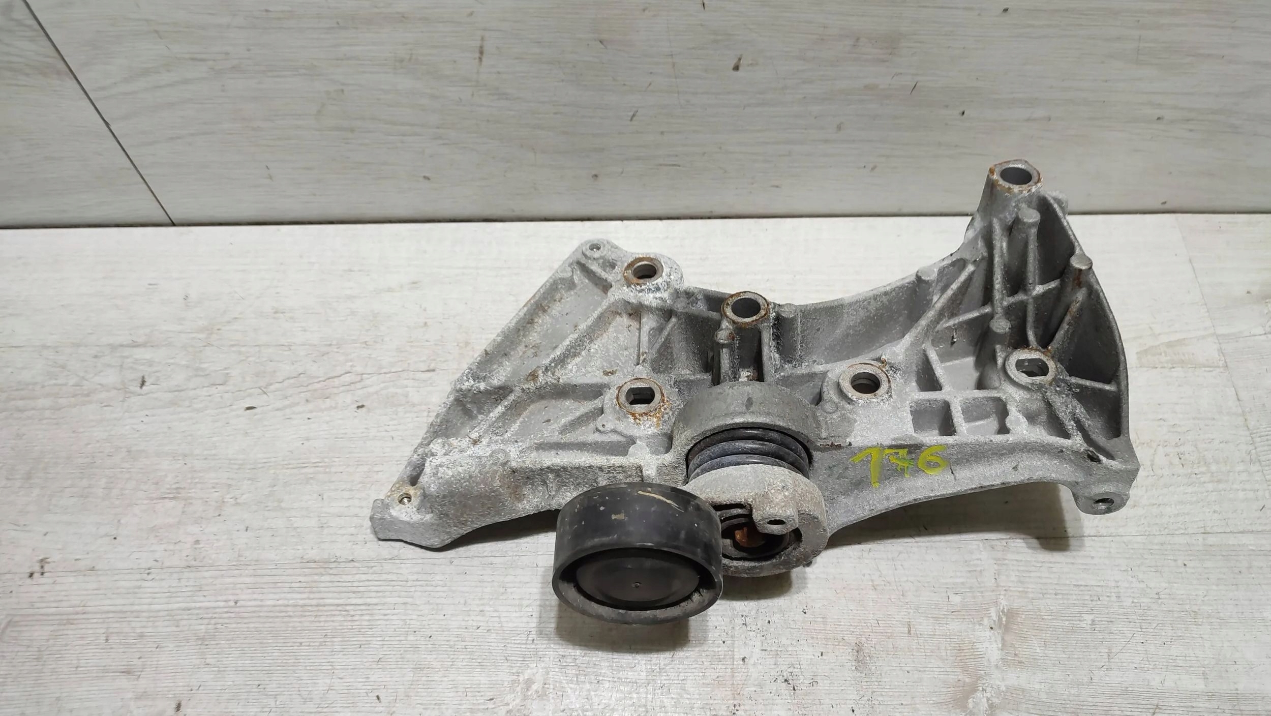 Mercedes-Benz A W176 2017 console holder alternator