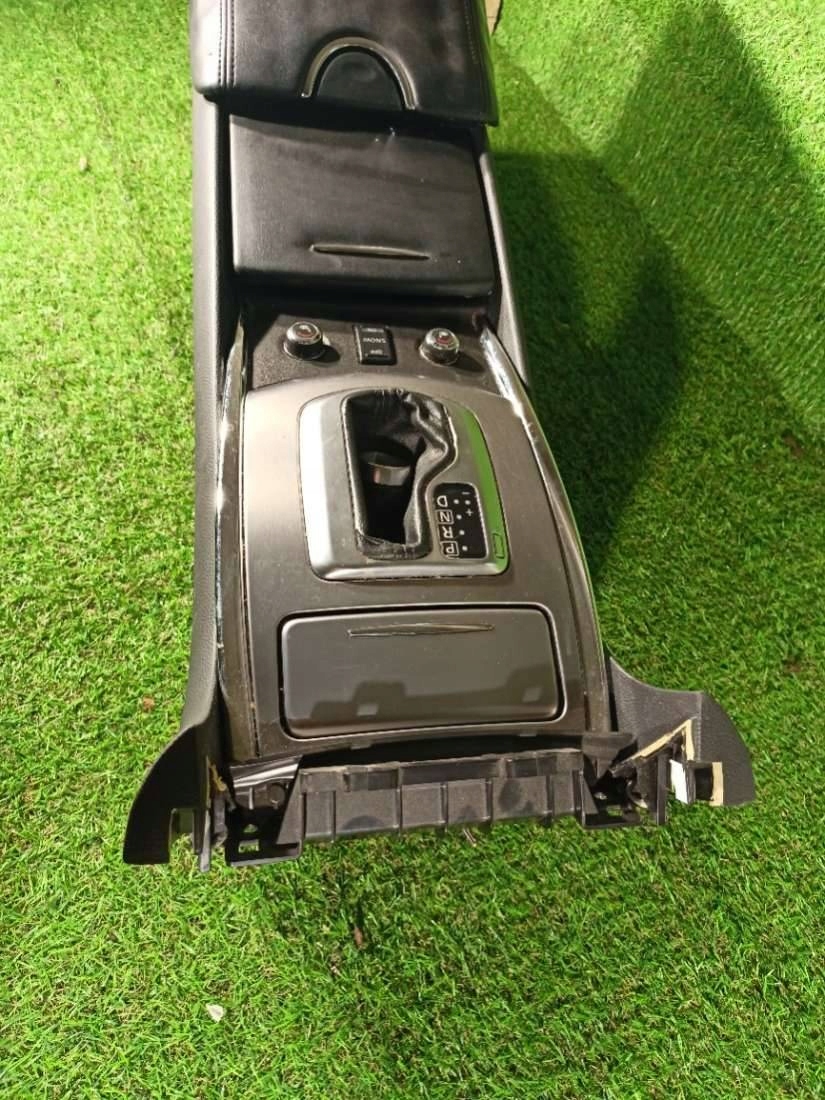 bracciolo tunelu srodkowego Infiniti G 4 facelift 2013