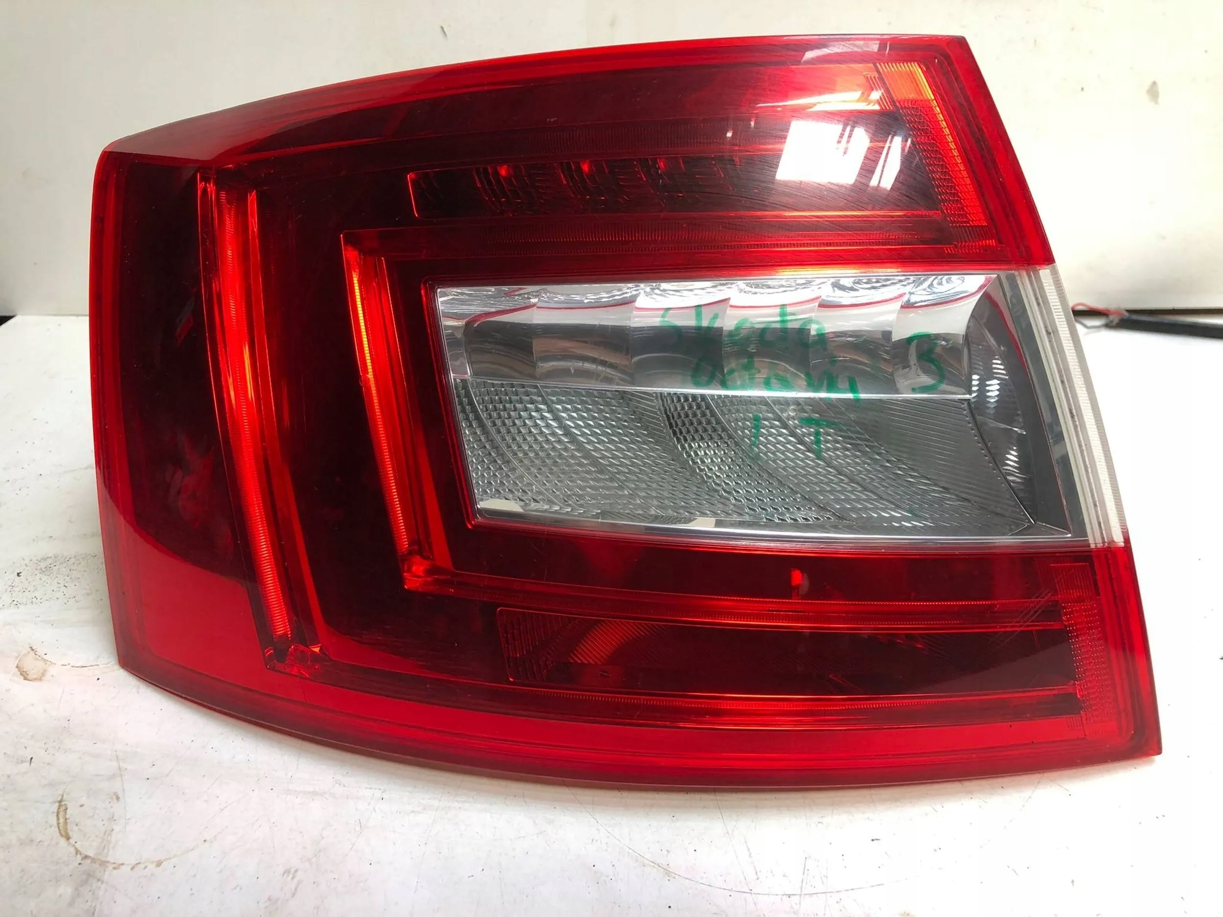 Lampa tył lewy Skoda Octavia Mk3 (5E) Numer katalogowy części 5E5945095A