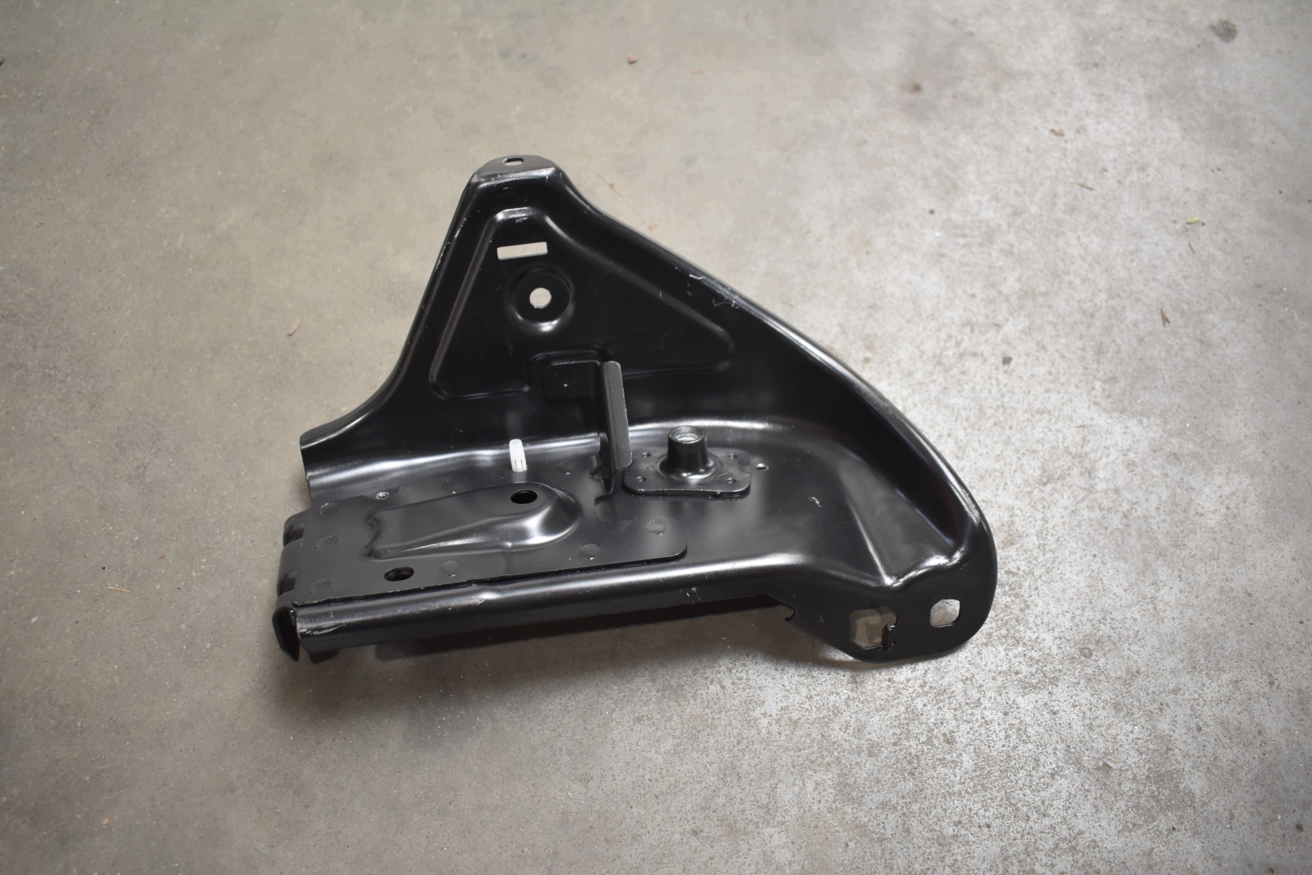 IDEALNE holder console MERCEDES W206 1