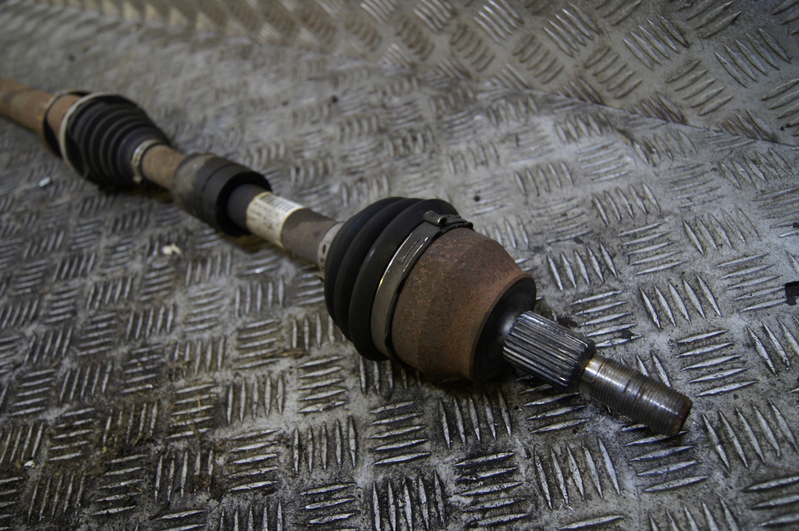 AV61 3B436 - Полуось правый 1.6 Focus Mk3 Lift