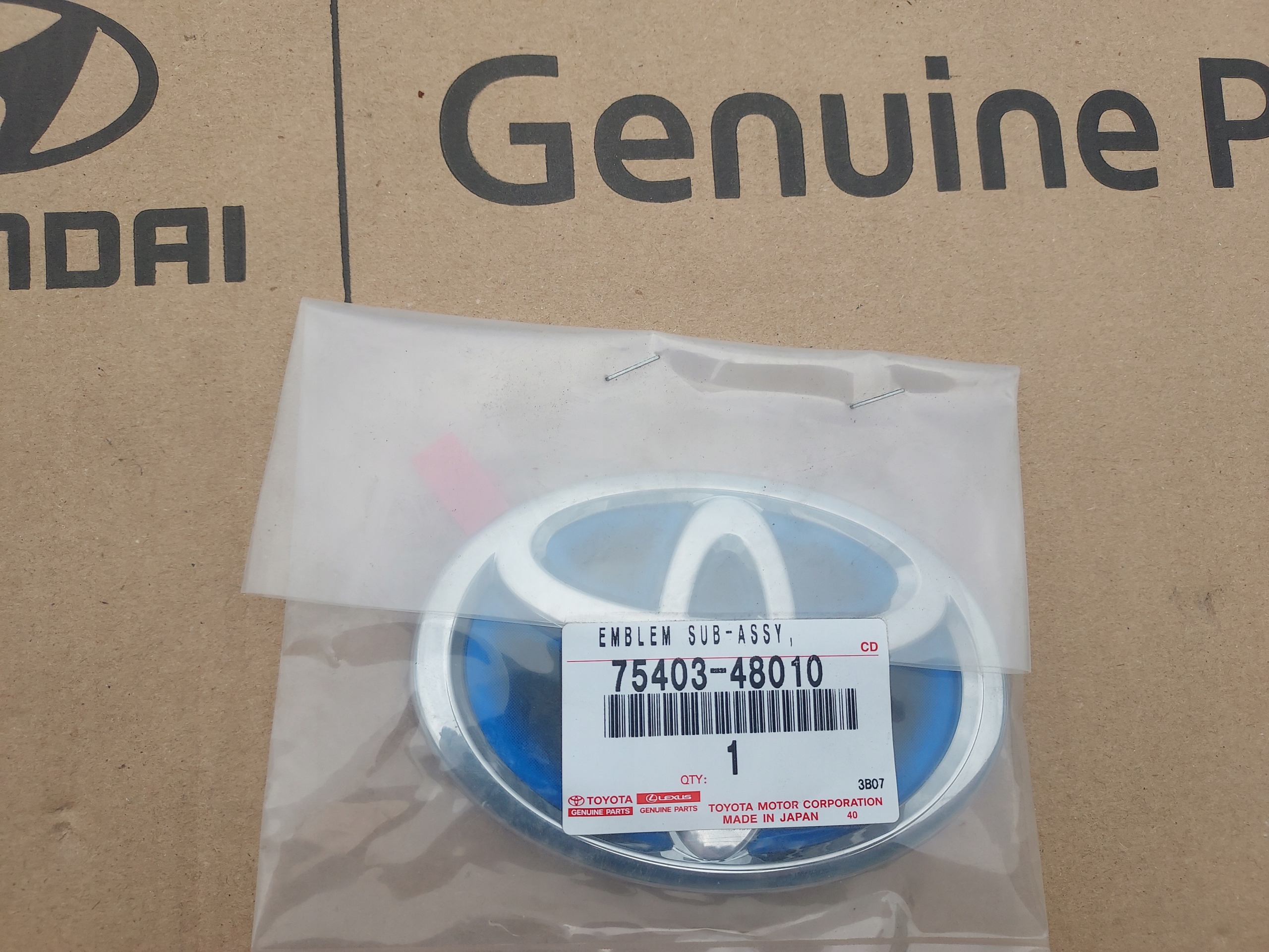 EMBLEMAT KLAPY TOYOTA CAMRY/PRIUS 7540348010 Marka Toyota
