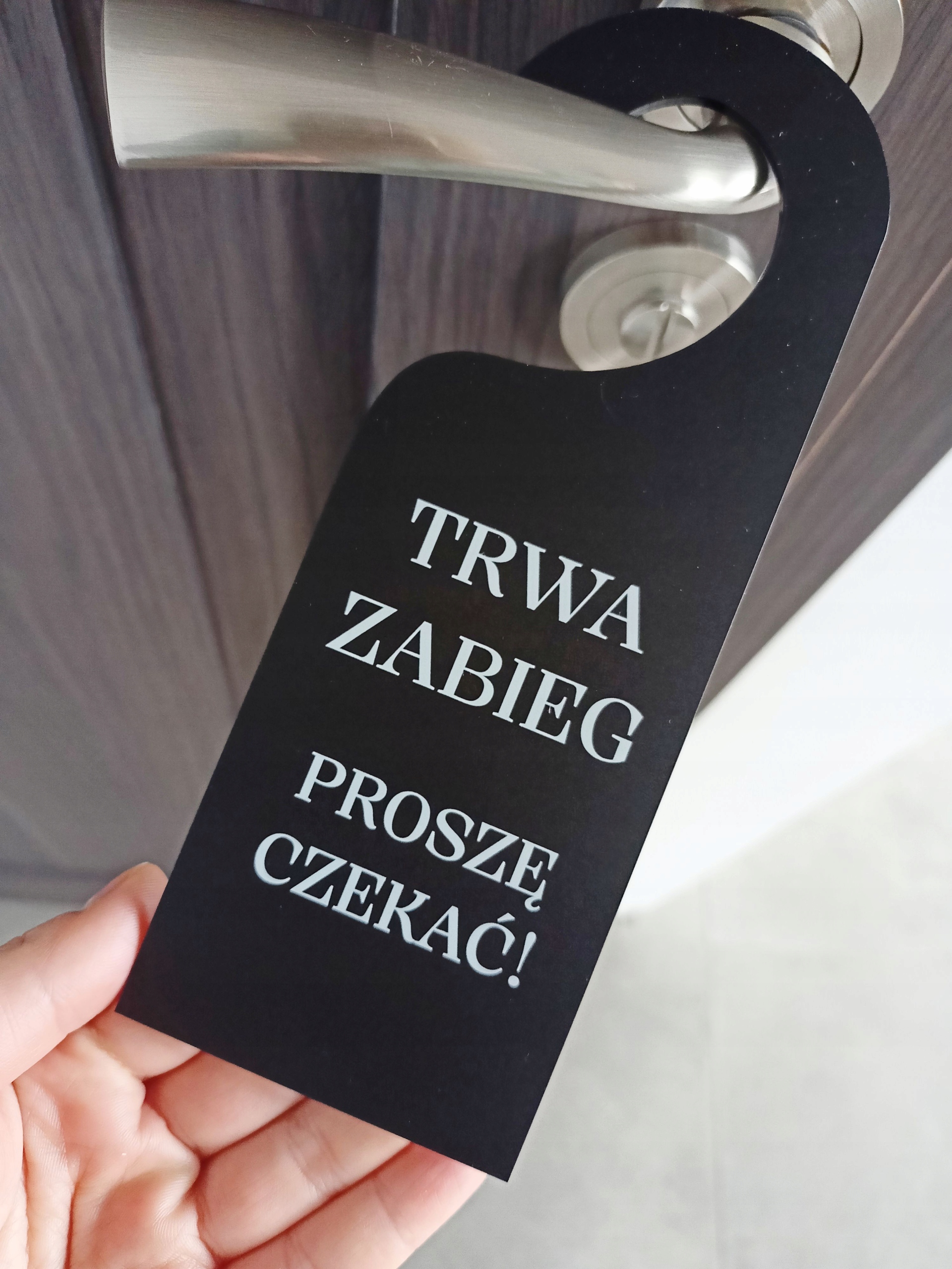 AKRYLOWA ZAWIESZKA NA DRZWI NIE PRZESZKADZAĆ TRWA ZABIEG kolory LOGO Marka inna