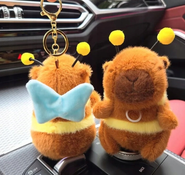 BRELOK KAPIBARA PSZCZOŁA Z ŻÓŁWIEM PLUSZOWA MASKOTKA Z RUCHOMYMI SKRZYDŁAMI Kod producenta BRELOK KAPIBARA PSZCZOŁA